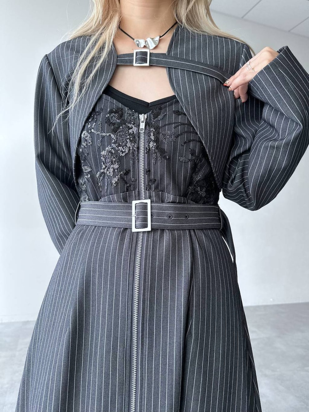 「体型カバー、着痩せ・細見え、モード、結婚式2次会、休日コーデ、デート/ロマンティック、夏コーデ、女子会、個性派、モテ、きれいめ、カラーコーデ_HARE、HARE、ワンピース、ブーツ」｜「HAREのモチーフレザーチョーカー(HARE)（チョーカー、シルバー系）」を使った、hare_usamiさん（骨格ウェーブ・レディース・158cm）の夏コーディネートの4枚目の写真