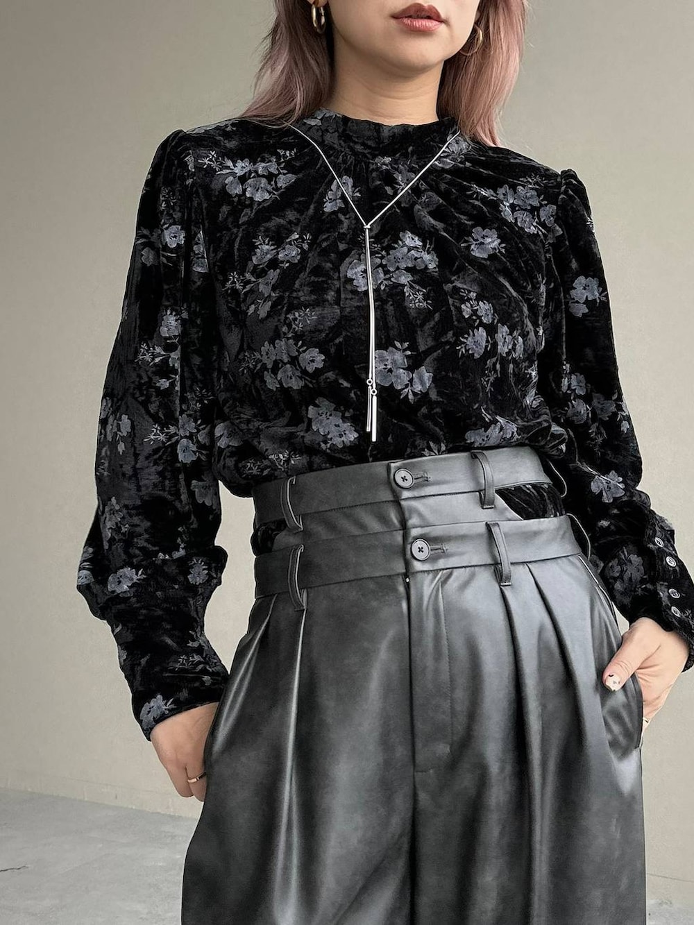 グレー系のその他パンツ、シルバー系のブーツ、パープル系のチュニックを着用したレディースの冬コーディネートの8枚目の写真