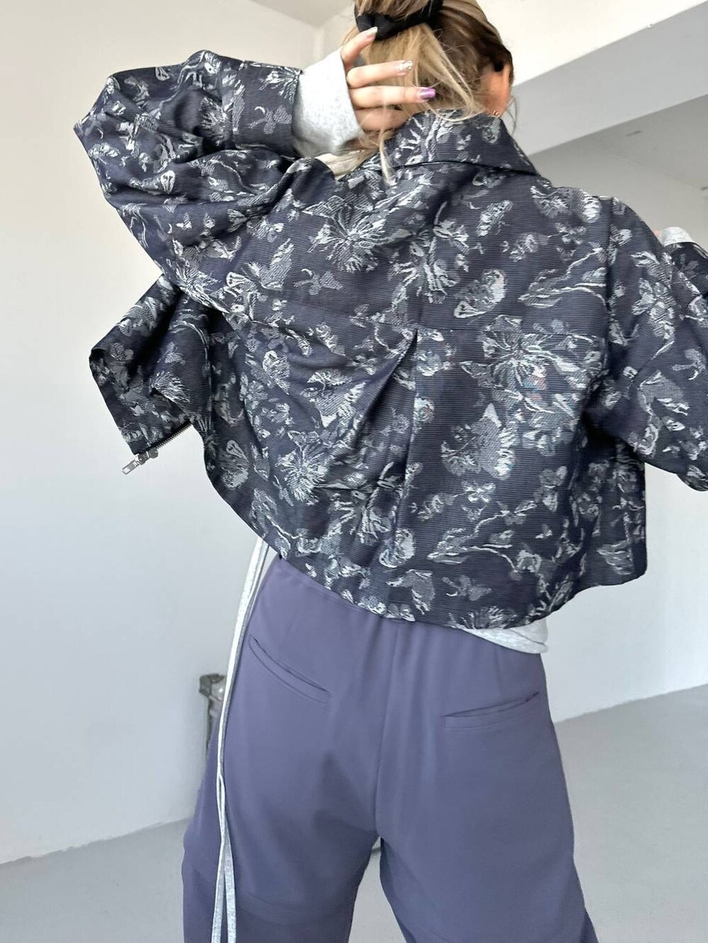 パープル系のカーゴパンツ、グレー系のTシャツ/カットソー、グレー系のブーツを着用したレディースの夏コーディネートの6枚目の写真