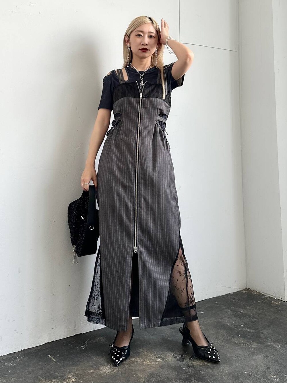 「キャミワンピース、Tシャツ、体型カバー、着痩せ・細見え、モード、結婚式2次会、休日コーデ、デート/ロマンティック、夏コーデ、女子会、個性派、モテ、きれいめ、カラーコーデ_HARE、HARE」｜「HAREの【EDGY MODE】カットデザインリブT（Tシャツ/カットソー、ブラック系）」を使った、hare_usamiさん（骨格ウェーブ・レディース・158cm）の夏コーディネートの9枚目の写真
