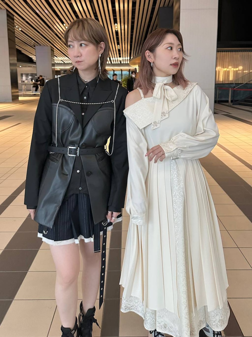 ブラック系のブーツ、ベージュ系のブーツ、ブラック系のベルトを着用したレディースの春コーディネートの2枚目の写真