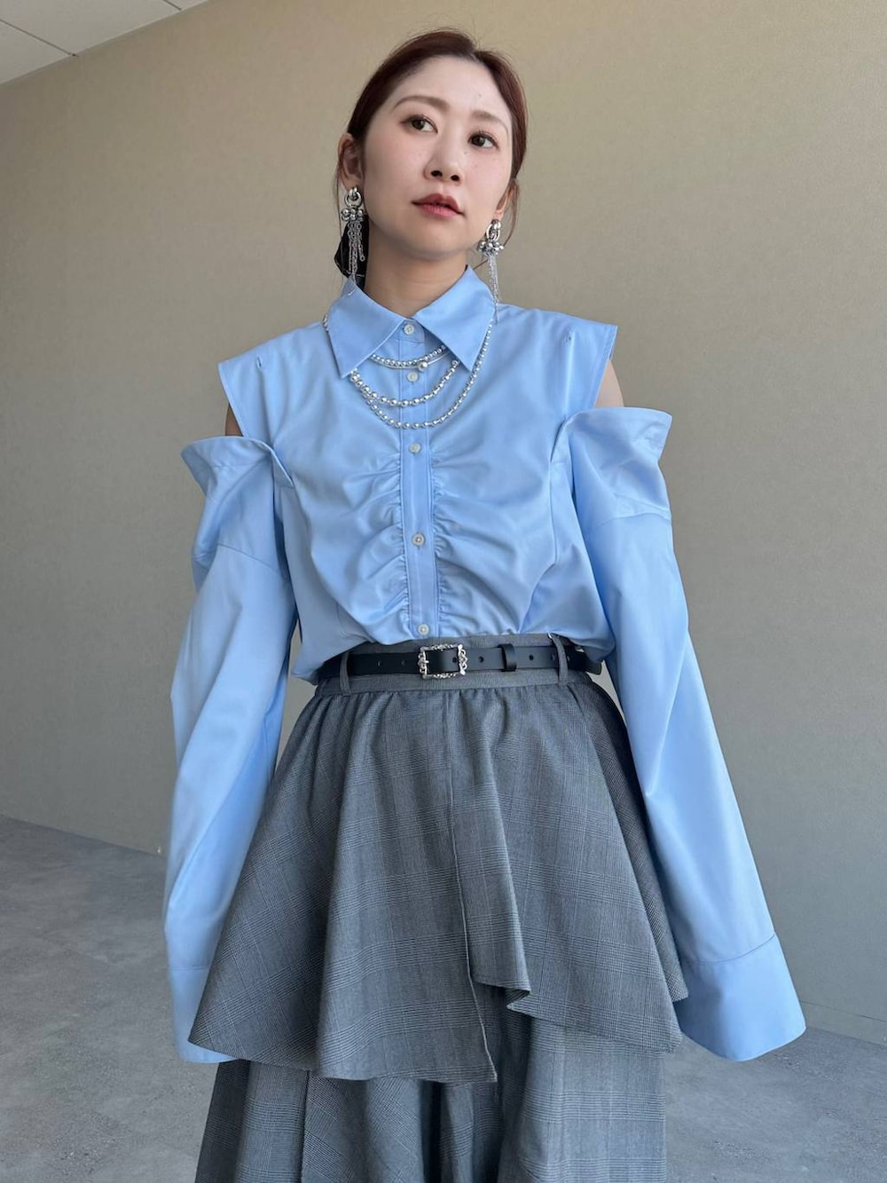 シルバー系のブーツ、ブルー系のシャツ/ブラウス、シルバー系のイヤリングを着用したレディースの冬コーディネートの2枚目の写真