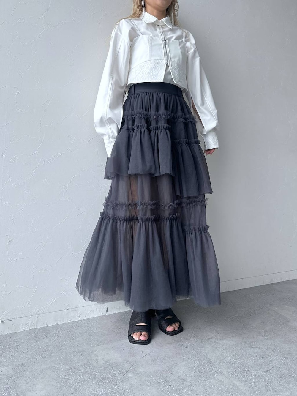 「体型カバー、着痩せ・細見え、モード、結婚式2次会、休日コーデ、デート/ロマンティック、夏コーデ、女子会、個性派、モテ、きれいめ、カラーコーデ_HARE、HARE、シャツ、ロングスカート」｜「HAREのラメカットアウトブーサン(HARE)（サンダル、ブラック系）」を使った、hare_usamiさん（骨格ウェーブ・レディース・158cm）の夏コーディネートの8枚目の写真