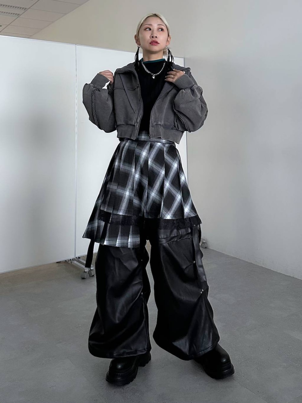 ブラック系のカーゴパンツ、ブラック系のニット/セーター、グレー系のパーカーを着用したレディースの冬コーディネートの7枚目の写真