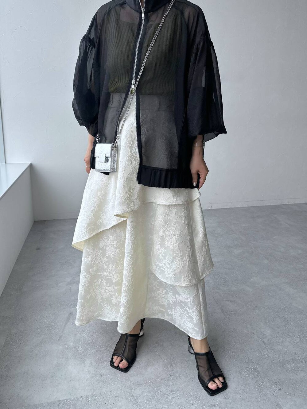 ブラック系のサンダル、イエロー系のタンクトップ、シルバー系のショルダーバッグを着用したレディースの夏コーディネートの6枚目の写真