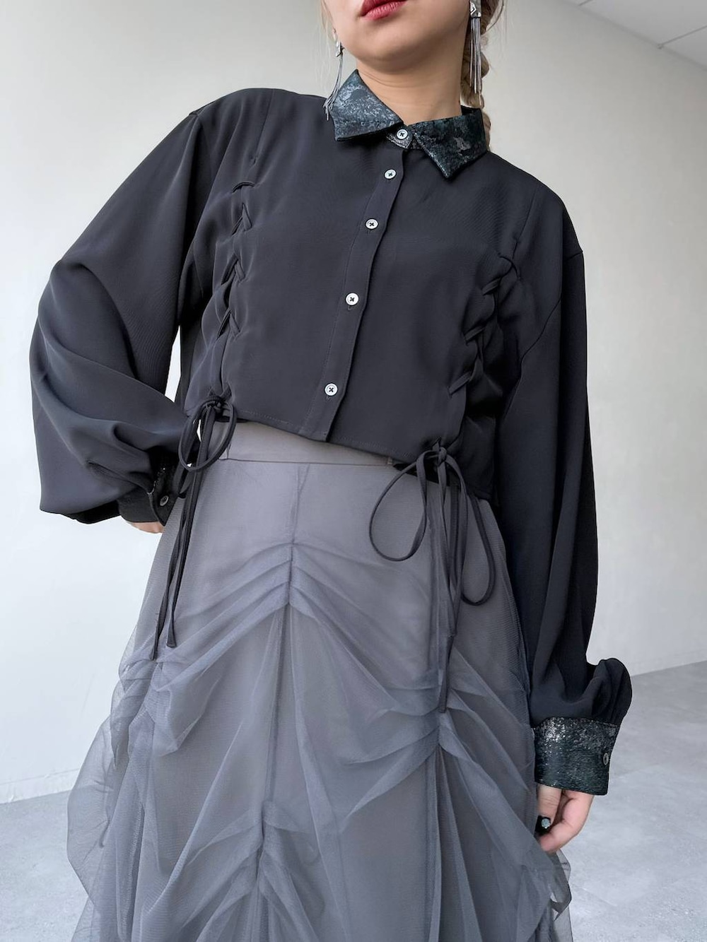 「体型カバー、着痩せ・細見え、モード、結婚式2次会、休日コーデ、デート/ロマンティック、秋コーデ、女子会、個性派、モテ、HARE、スカート、シャツ、きれいめ、カラーコーデ_HARE」｜「HAREのキリカエジャガードレースアップシャツ(HARE)（シャツ/ブラウス、ブルー系）」を使った、hare_usamiさん（レディース・158cm）の冬コーディネートの3枚目の写真