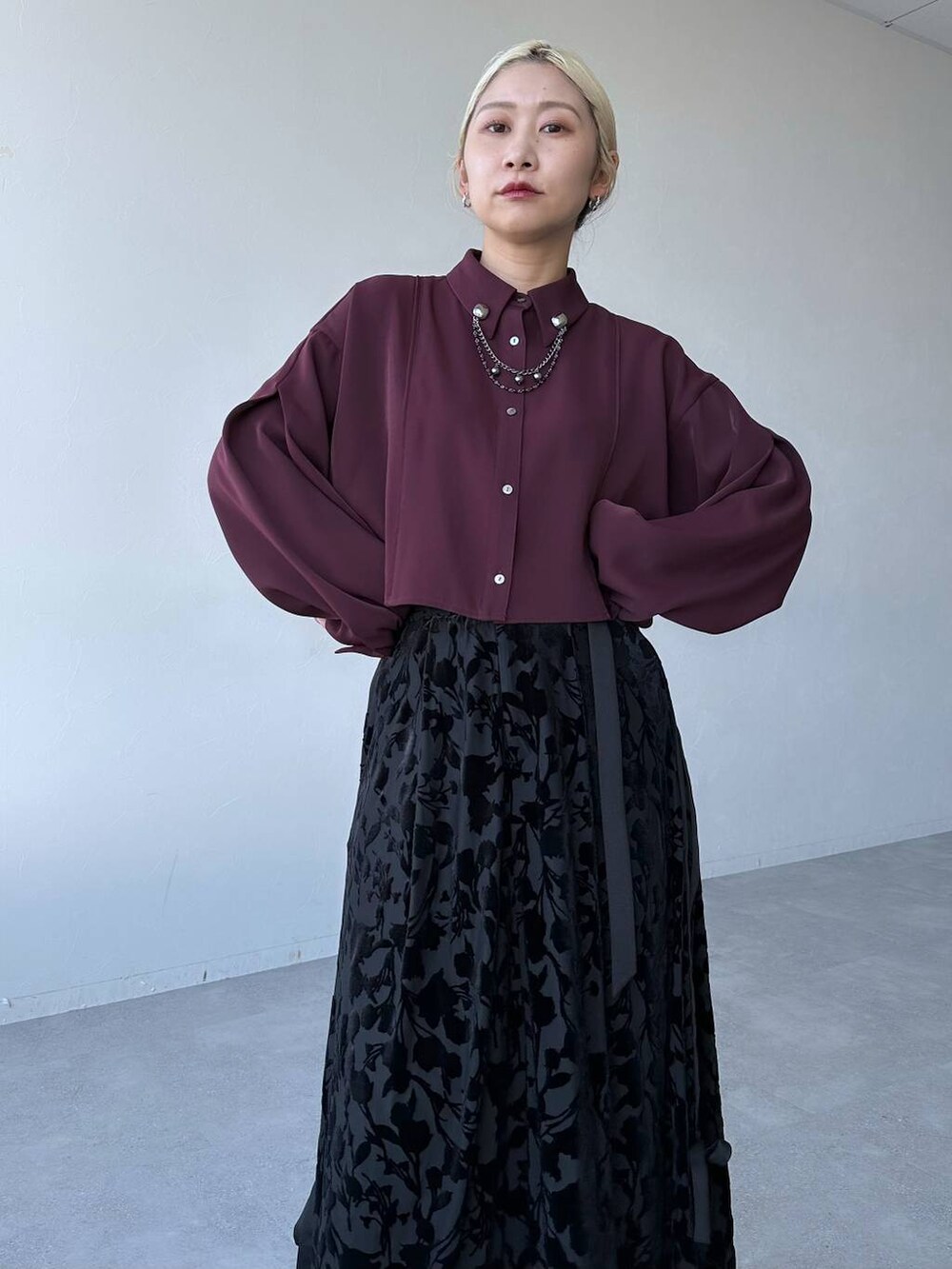 「休日コーデ、デート/ロマンティック、秋コーデ、女子会、個性派、シャツ、ロングスカート、ブーツ、HARE、体型カバー、着痩せ・細見え、モード、結婚式2次会、モテ、きれいめ」｜「HAREのトロミパイピングショートシャツ(HARE)（シャツ/ブラウス、レッド系）」を使った、hare_usamiさん（レディース・158cm）の秋コーディネートの9枚目の写真