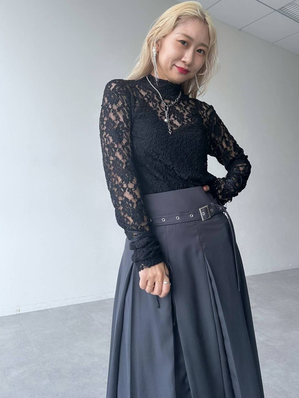 「モード、体型カバー、着痩せ・細見え、結婚式2次会、休日コーデ、デート/ロマンティック、夏コーデ、女子会、個性派、モテ、きれいめ、カラーコーデ_HARE、HARE」｜「HAREのMIXデザインネックレス(HARE)（ネックレス、シルバー系）」を使った、hare_usamiさん（骨格ウェーブ・レディース・158cm）の秋コーディネートの3枚目の写真