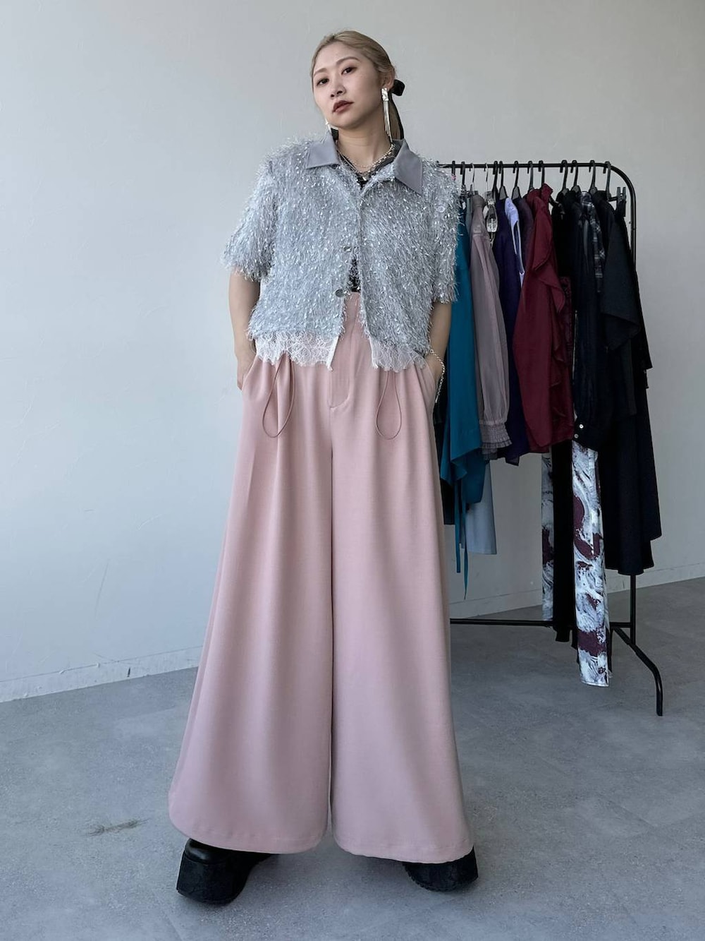 「きれいめ、着痩せ・細見え、モード、結婚式2次会、休日コーデ、デート/ロマンティック、春コーデ、女子会、個性派、モテ、カラーコーデ_HARE、HARE、ワイドパンツ、シャツ」｜「HAREのチェーンフリンジイヤリング(HARE)（イヤリング、シルバー系）」を使った、hare_usamiさん（レディース・158cm）の春コーディネートの7枚目の写真