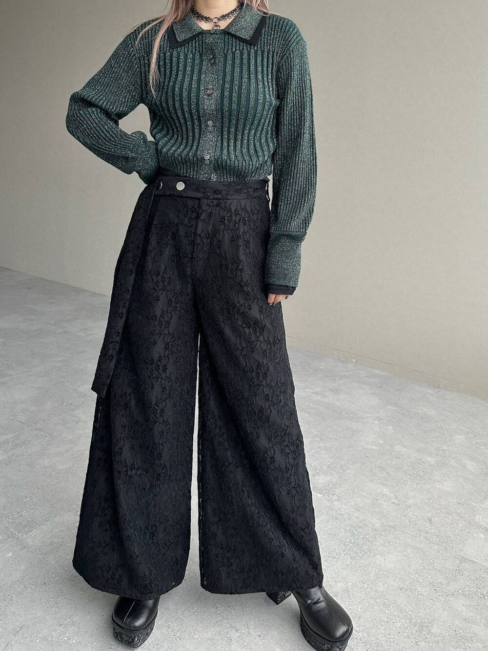 グレー系のブーツ、グリーン系のカーディガン/ボレロ、シルバー系のイヤリングを着用したレディースの秋コーディネートの5枚目の写真