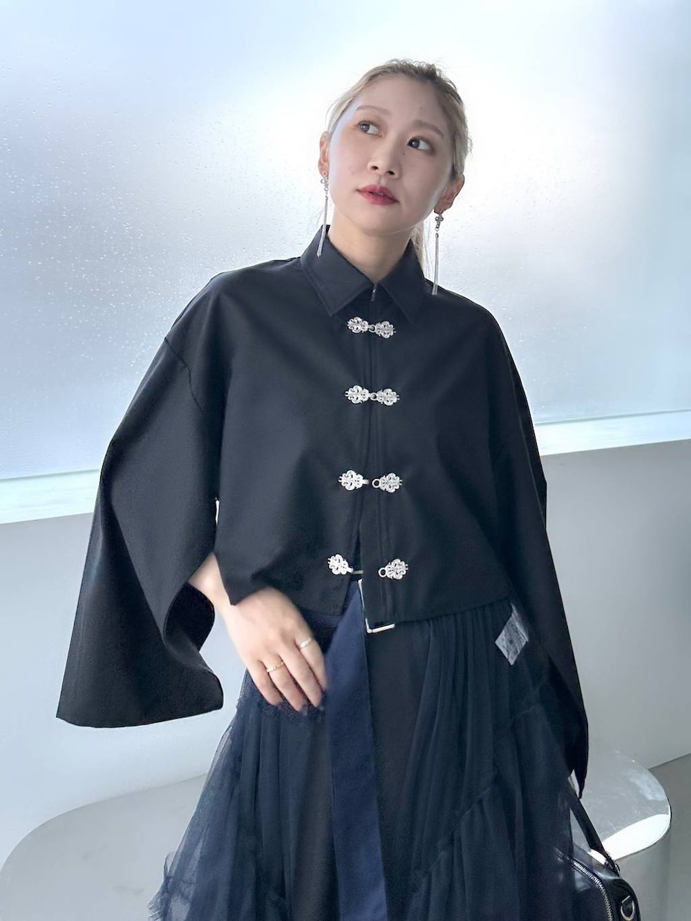 ブラック系のボストンバッグ、ブラック系のシャツ/ブラウス、ブラック系のローファーを着用したレディースの夏コーディネートの4枚目の写真