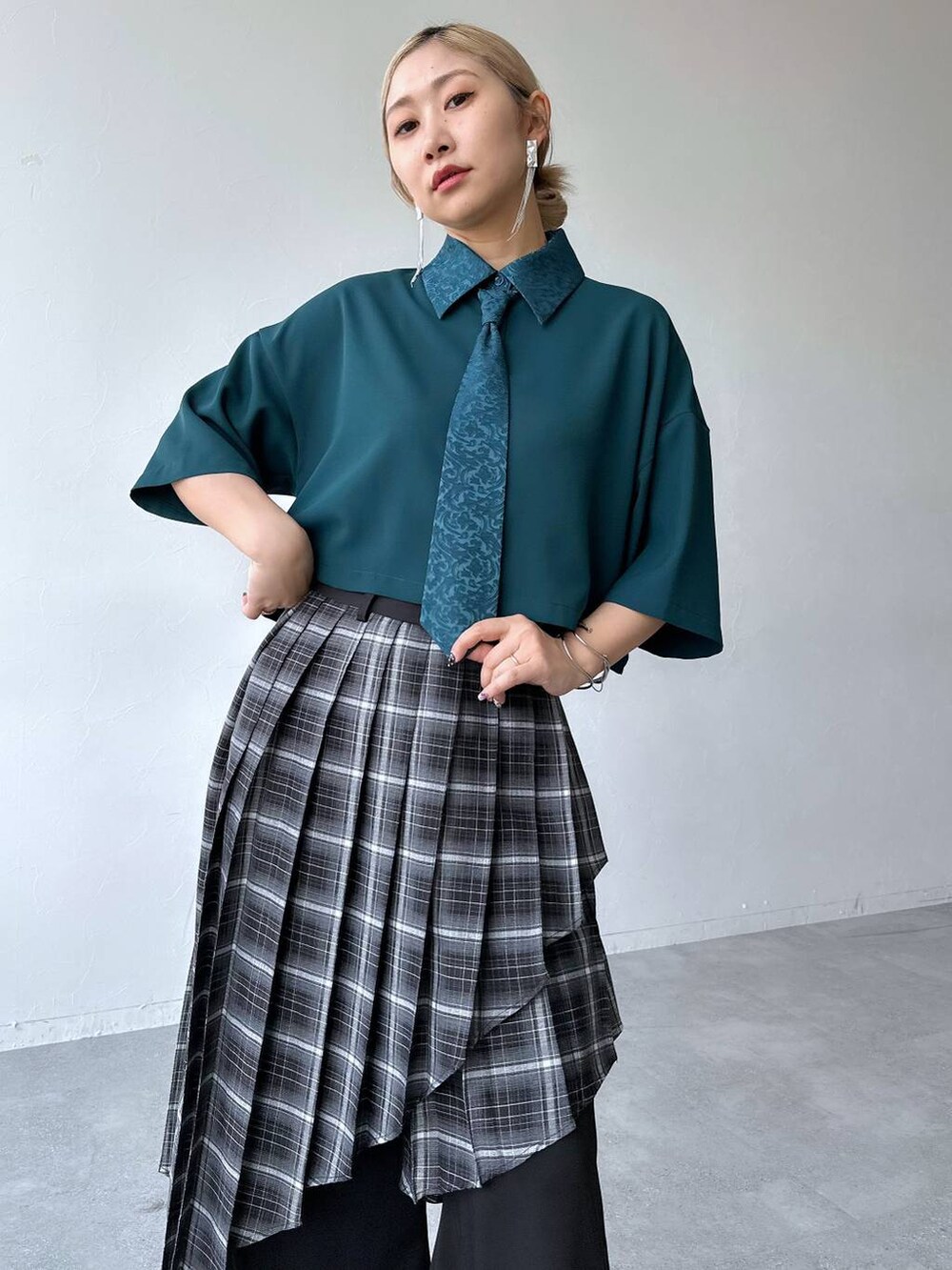 「きれいめ、着痩せ・細見え、モード、結婚式2次会、休日コーデ、デート/ロマンティック、春コーデ、女子会、個性派、モテ、カラーコーデ_HARE、HARE、ワイドパンツ、シャツ、サンダル」｜「HAREの2PSETバングル(HARE)（バングル/リストバンド、シルバー系）」を使った、hare_usamiさん（レディース・158cm）の春コーディネートの4枚目の写真