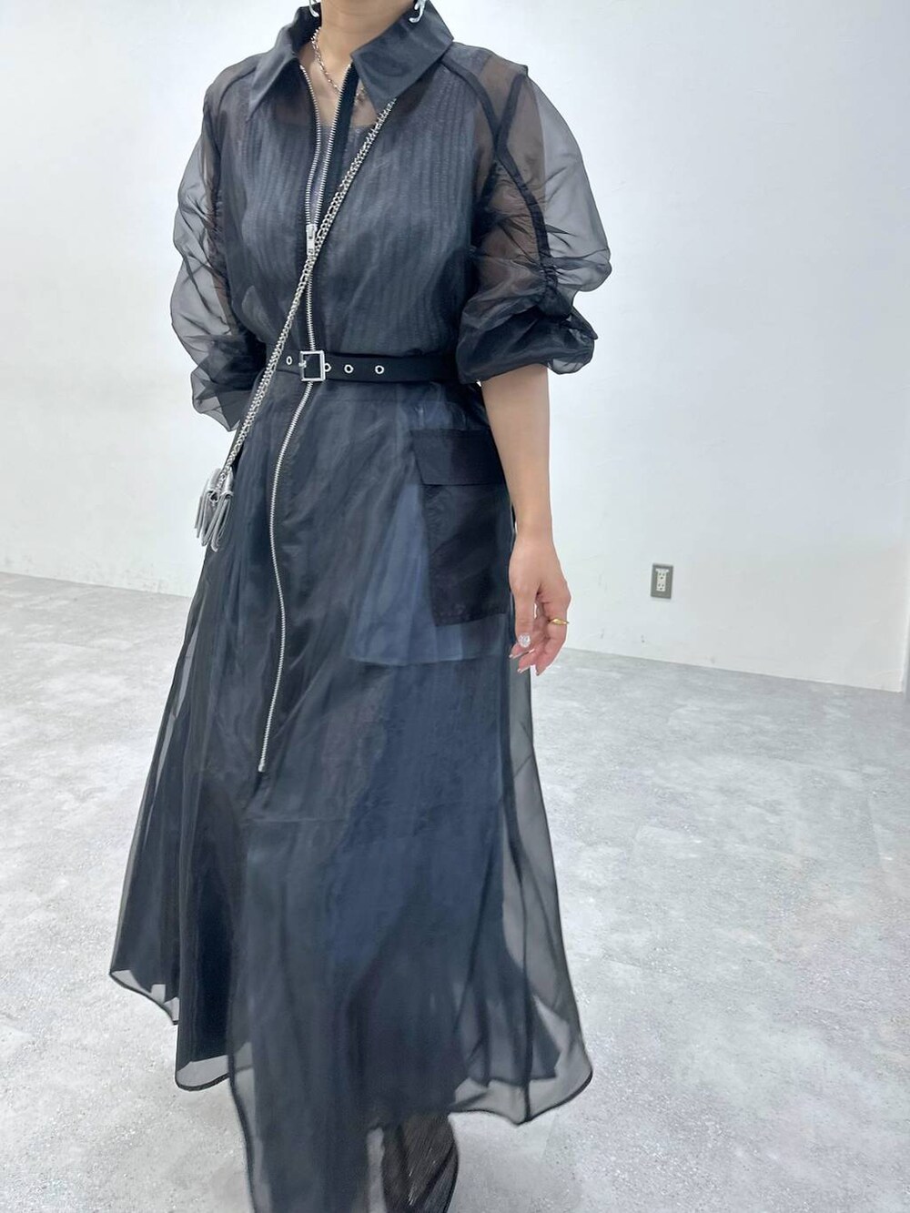 「体型カバー、着痩せ・細見え、モード、結婚式2次会、休日コーデ、デート/ロマンティック、秋コーデ、女子会、個性派、モテ、きれいめ、カラーコーデ_HARE、HARE、ワンピース、ロングスカート」｜「HAREのメタルヒールメッシュブーサン(HARE)（サンダル、ブラック系）」を使った、hare_usamiさん（骨格ウェーブ・レディース・158cm）の春コーディネートの5枚目の写真