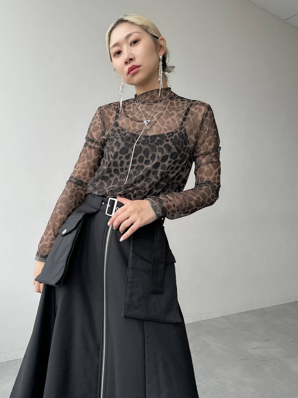 ブラウン系のTシャツ/カットソー、グレー系のテーラードジャケット、グレー系のブーツを着用したレディースの秋コーディネートの5枚目の写真