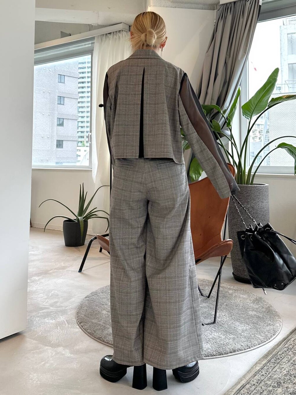 ブラック系のサンダル、ブラウン系のキャミソール、ブラウン系のその他パンツを着用したレディースの夏コーディネートの2枚目の写真