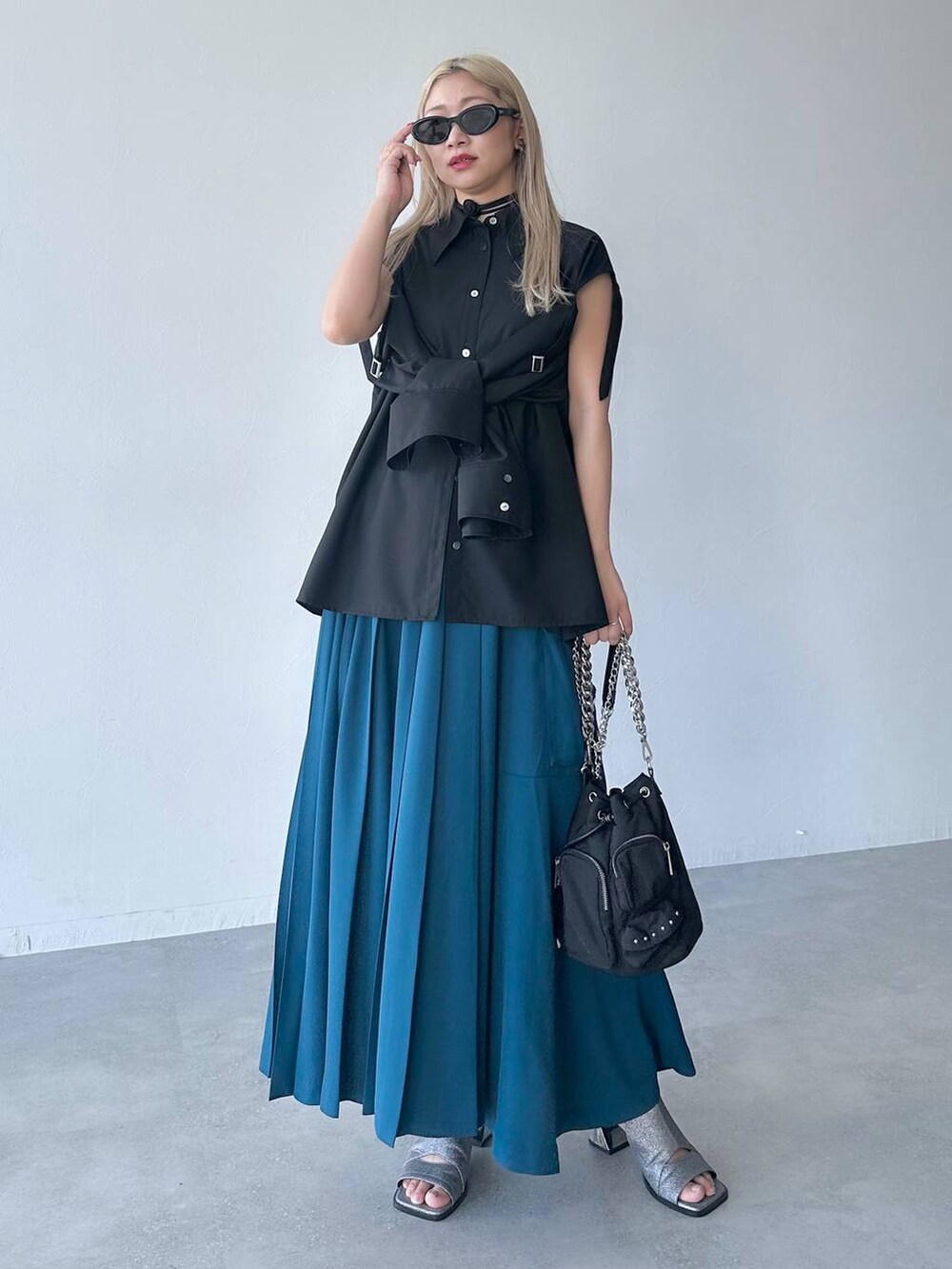 「体型カバー、着痩せ・細見え、モード、結婚式2次会、休日コーデ、デート/ロマンティック、夏コーデ、女子会、個性派、モテ、きれいめ、カラーコーデ_HARE、HARE、シャツ、ロングスカート」｜「HAREのラメカットアウトブーサン(HARE)（サンダル、シルバー系）」を使った、hare_usamiさん（骨格ウェーブ・レディース・158cm）の夏コーディネートの9枚目の写真