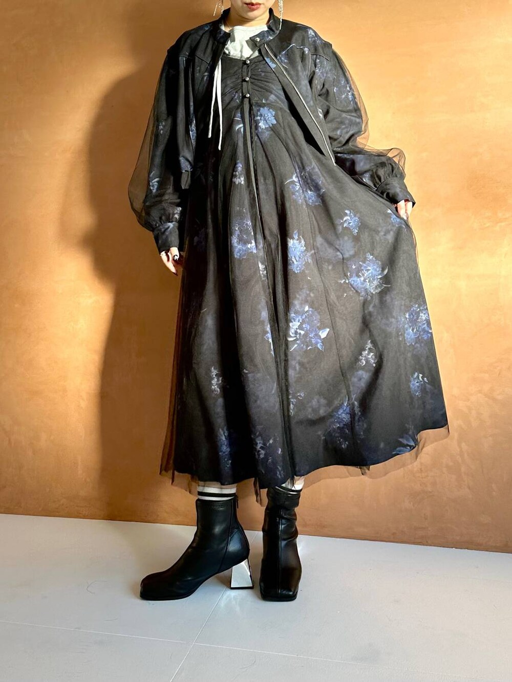 ブラック系のブーツ、ブラック系のブルゾン、ブラック系のワンピースを着用したレディースの冬コーディネートの8枚目の写真