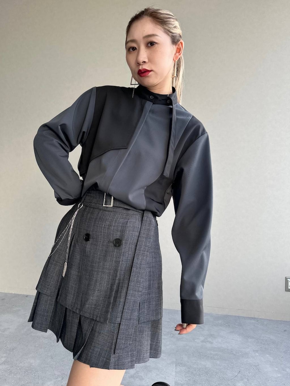 「きれいめ、着痩せ・細見え、モード、結婚式2次会、休日コーデ、デート/ロマンティック、秋コーデ、女子会、個性派、モテ、HARE、秋冬新作、セットアップ、ジャケット、ジャケットスタイル」｜「HAREのラメメッシュスニーカー(HARE)（スニーカー、シルバー系）」を使った、hare_usamiさん（レディース・158cm）の夏コーディネートの4枚目の写真
