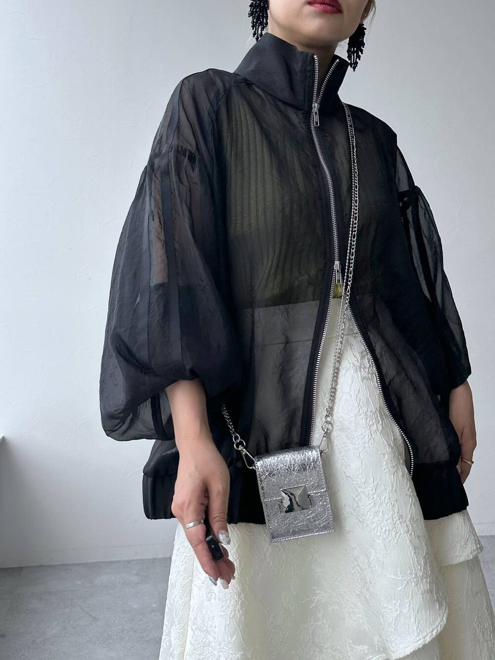 ブラック系のサンダル、イエロー系のタンクトップ、シルバー系のショルダーバッグを着用したレディースの夏コーディネートの4枚目の写真