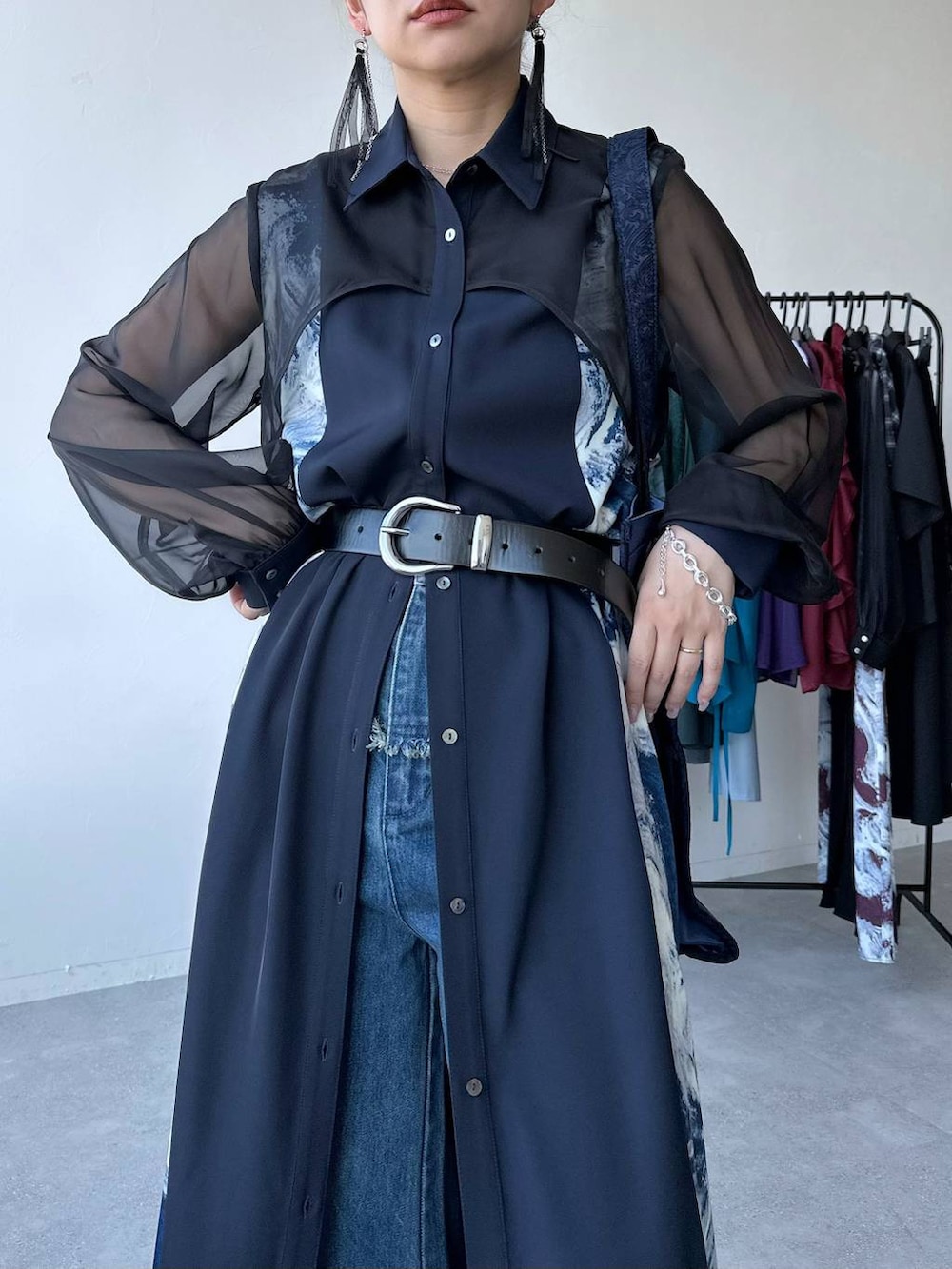 「ワンピース、ベルト、デニムパンツ、きれいめ、着痩せ・細見え、モード、結婚式2次会、休日コーデ、デート/ロマンティック、春コーデ、女子会、個性派、モテ、カラーコーデ_HARE、HARE」｜「HAREの【オケージョン/セレモニー/結婚式】シアーガラキリカエワンピース(HARE)（ワンピース、ブルー系）」を使った、hare_usamiさん（レディース・158cm）の春コーディネートの4枚目の写真