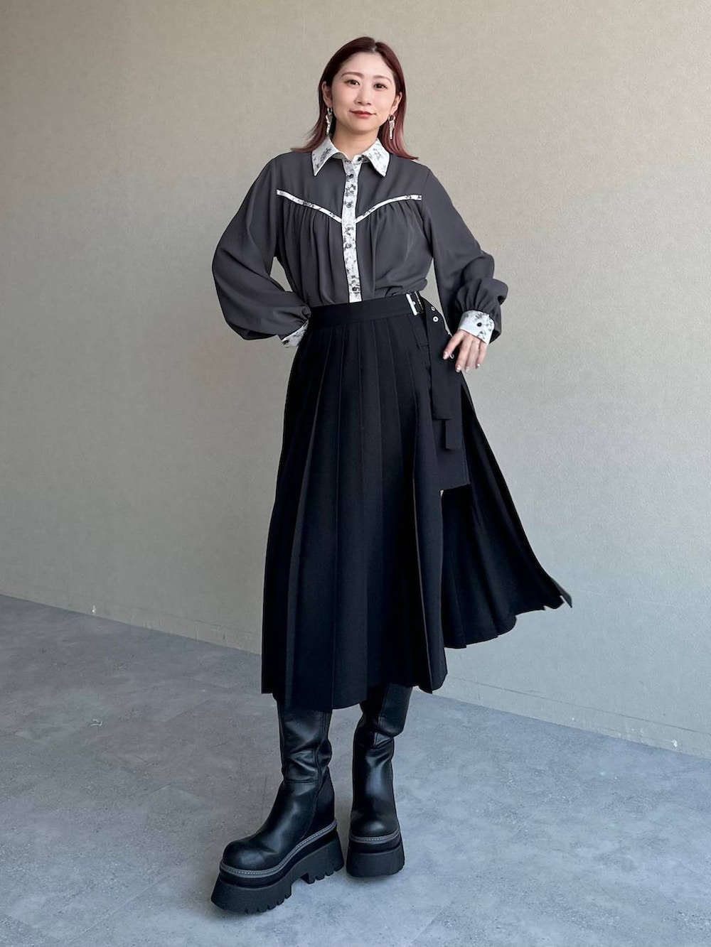 ブラック系のブーツ、グレー系のシャツ/ブラウス、ブラック系のスカートを着用したレディースの冬コーディネートの7枚目の写真