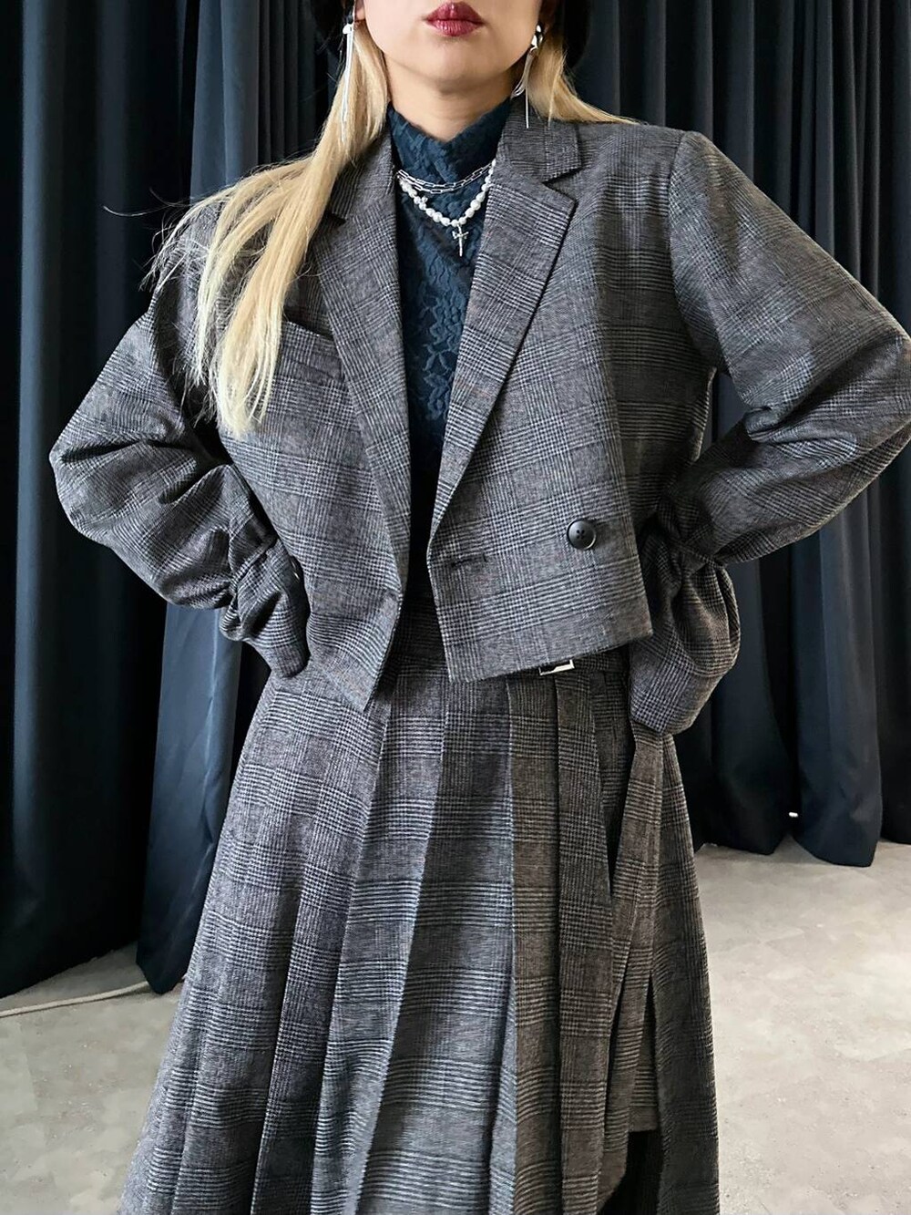 「体型カバー、着痩せ・細見え、モード、結婚式2次会、休日コーデ、デート/ロマンティック、秋コーデ、女子会、個性派、モテ、きれいめ、カラーコーデ_HARE、HARE、セットアップ、ハット」｜「HAREのベルトデザインローファー(HARE)（ローファー、ブラック系）」を使った、hare_usamiさん（骨格ウェーブ・レディース・158cm）の秋コーディネートの3枚目の写真