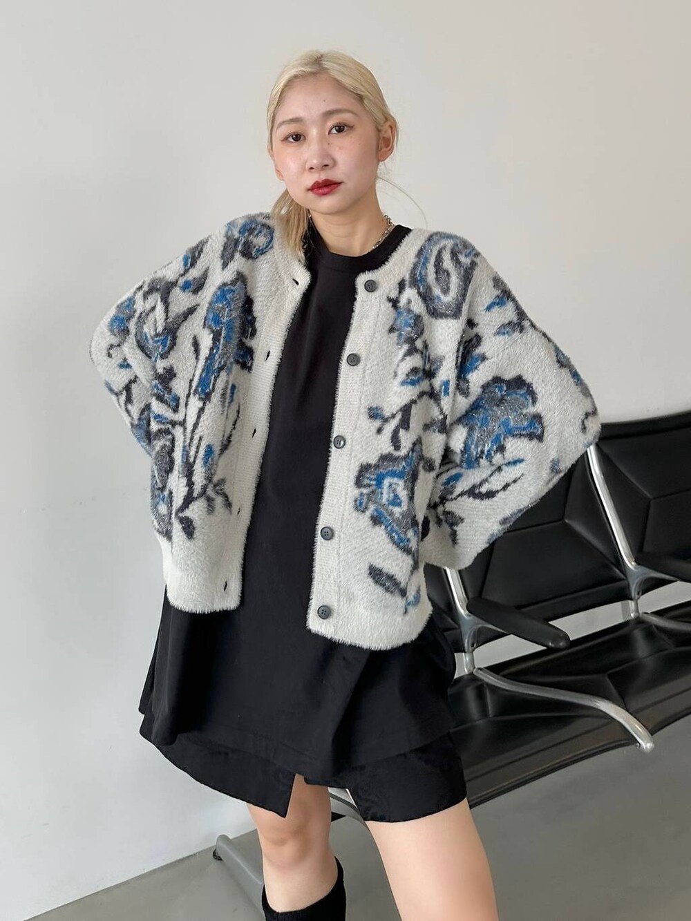 「体型カバー、着痩せ・細見え、モード、結婚式2次会、休日コーデ、デート/ロマンティック、秋コーデ、女子会、個性派、モテ、きれいめ、カラーコーデ_HARE、HARE、ブーツ、カーディガン」｜「HAREの2WAYラメシャギーニットカーディガン(HARE)（カーディガン/ボレロ、グレー系）」を使った、hare_usamiさん（骨格ウェーブ・レディース・158cm）の夏コーディネートの3枚目の写真