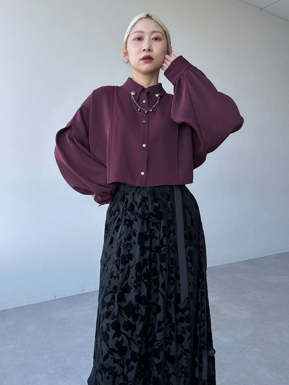 「休日コーデ、デート/ロマンティック、秋コーデ、女子会、個性派、シャツ、ロングスカート、ブーツ、HARE、体型カバー、着痩せ・細見え、モード、結婚式2次会、モテ、きれいめ」｜「HAREのトロミパイピングショートシャツ(HARE)（シャツ/ブラウス、レッド系）」を使った、hare_usamiさん（レディース・158cm）の秋コーディネートの4枚目の写真