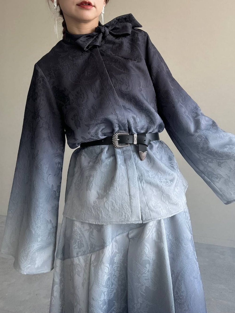 ブラック系のブーツ、ブラック系のシャツ/ブラウス、ブラック系のスカートを着用したレディースの冬コーディネートの3枚目の写真