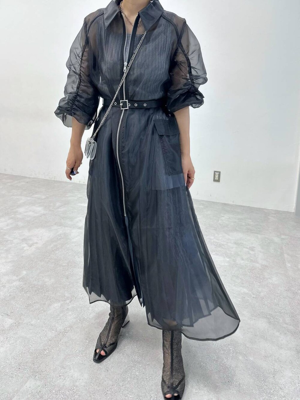「体型カバー、着痩せ・細見え、モード、結婚式2次会、休日コーデ、デート/ロマンティック、秋コーデ、女子会、個性派、モテ、きれいめ、カラーコーデ_HARE、HARE、ワンピース、ロングスカート」｜「HAREのメタルヒールメッシュブーサン(HARE)（サンダル、ブラック系）」を使った、hare_usamiさん（骨格ウェーブ・レディース・158cm）の春コーディネートの6枚目の写真