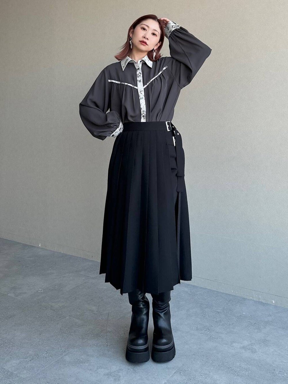 ブラック系のブーツ、グレー系のシャツ/ブラウス、ブラック系のスカートを着用したレディースの冬コーディネートの6枚目の写真