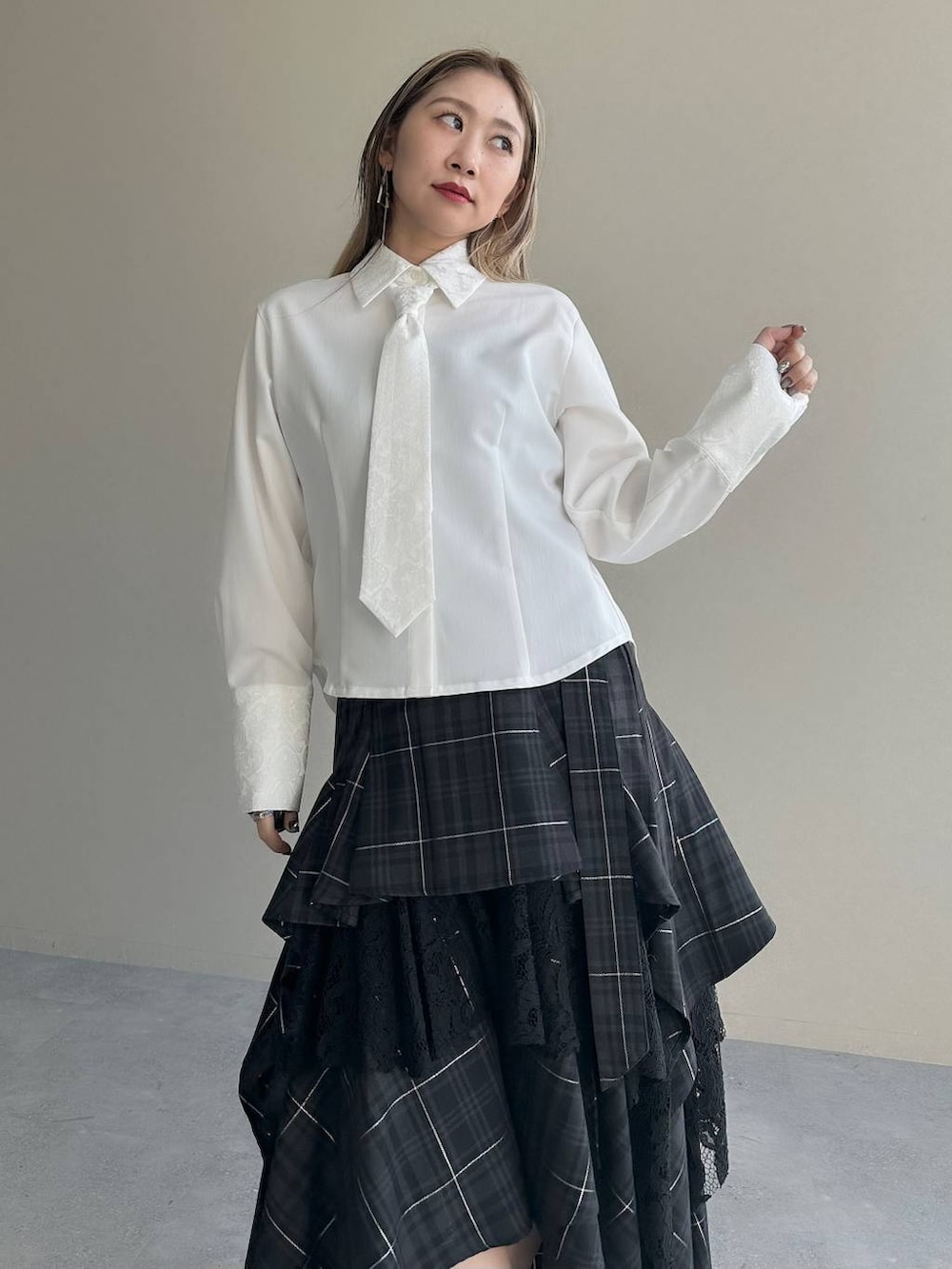 「きれいめ、着痩せ・細見え、モード、結婚式2次会、休日コーデ、デート/ロマンティック、秋コーデ、女子会、個性派、スカート、シャツ、モテ、HARE、秋冬新作」｜「HAREのタータンチェックティアードスカート(HARE)（スカート、ブラック系）」を使った、hare_usamiさん（レディース・158cm）の夏コーディネートの4枚目の写真
