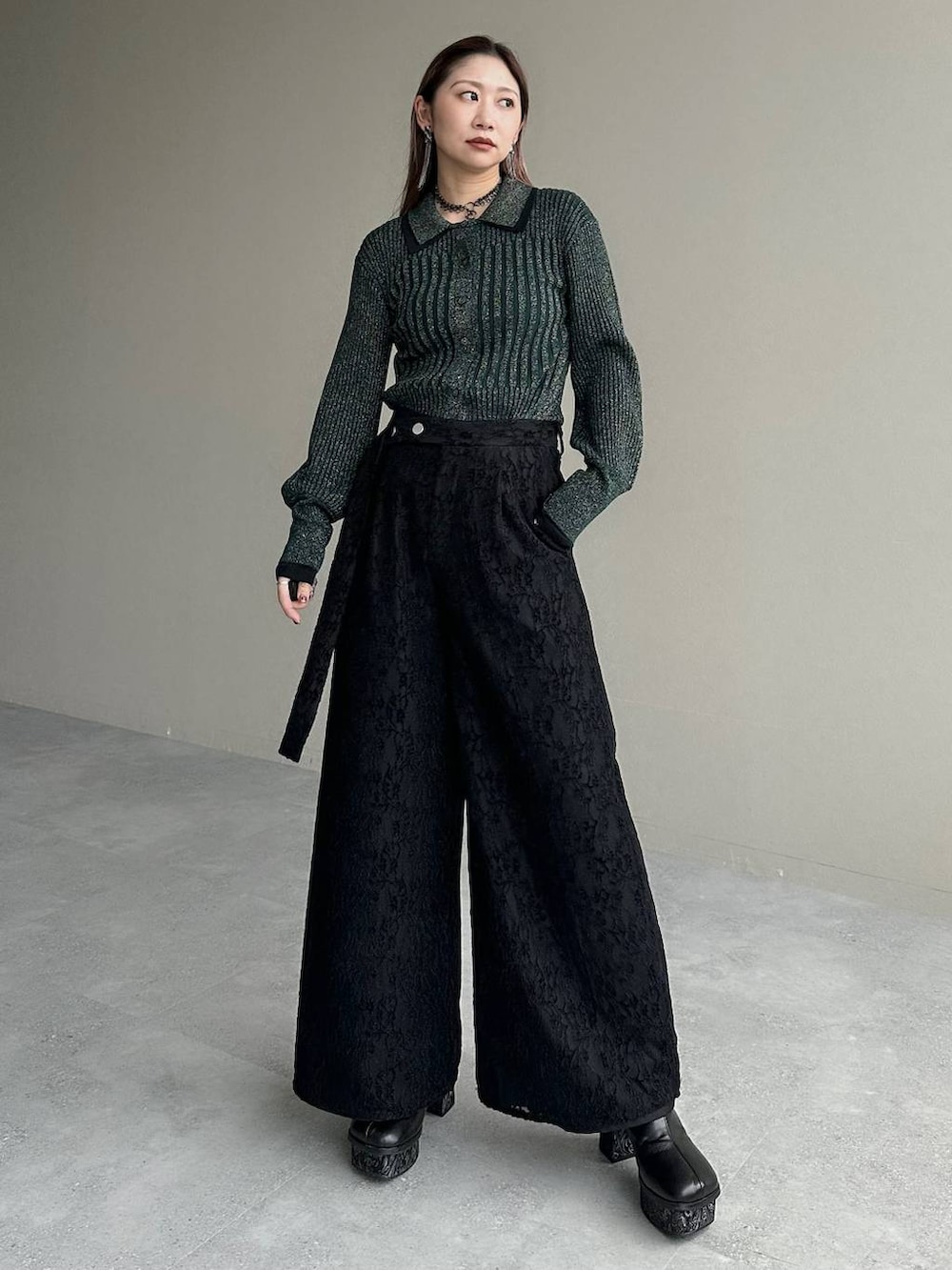 グレー系のブーツ、グリーン系のカーディガン/ボレロ、シルバー系のイヤリングを着用したレディースの秋コーディネートの7枚目の写真