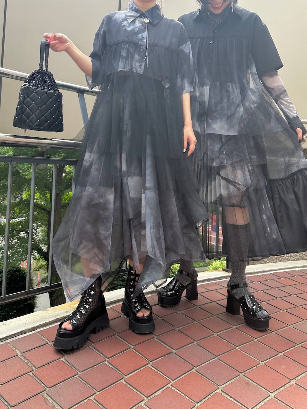 「体型カバー、着痩せ・細見え、モード、結婚式2次会、休日コーデ、デート/ロマンティック、夏コーデ、女子会、個性派、モテ、きれいめ、カラーコーデ_HARE、HARE、リンクコーデ」｜「HAREのシャークソールチャンキーサンダル(HARE)（サンダル、ブラック系）」を使った、hare_usamiさん（骨格ウェーブ・レディース・158cm）の春コーディネートの4枚目の写真