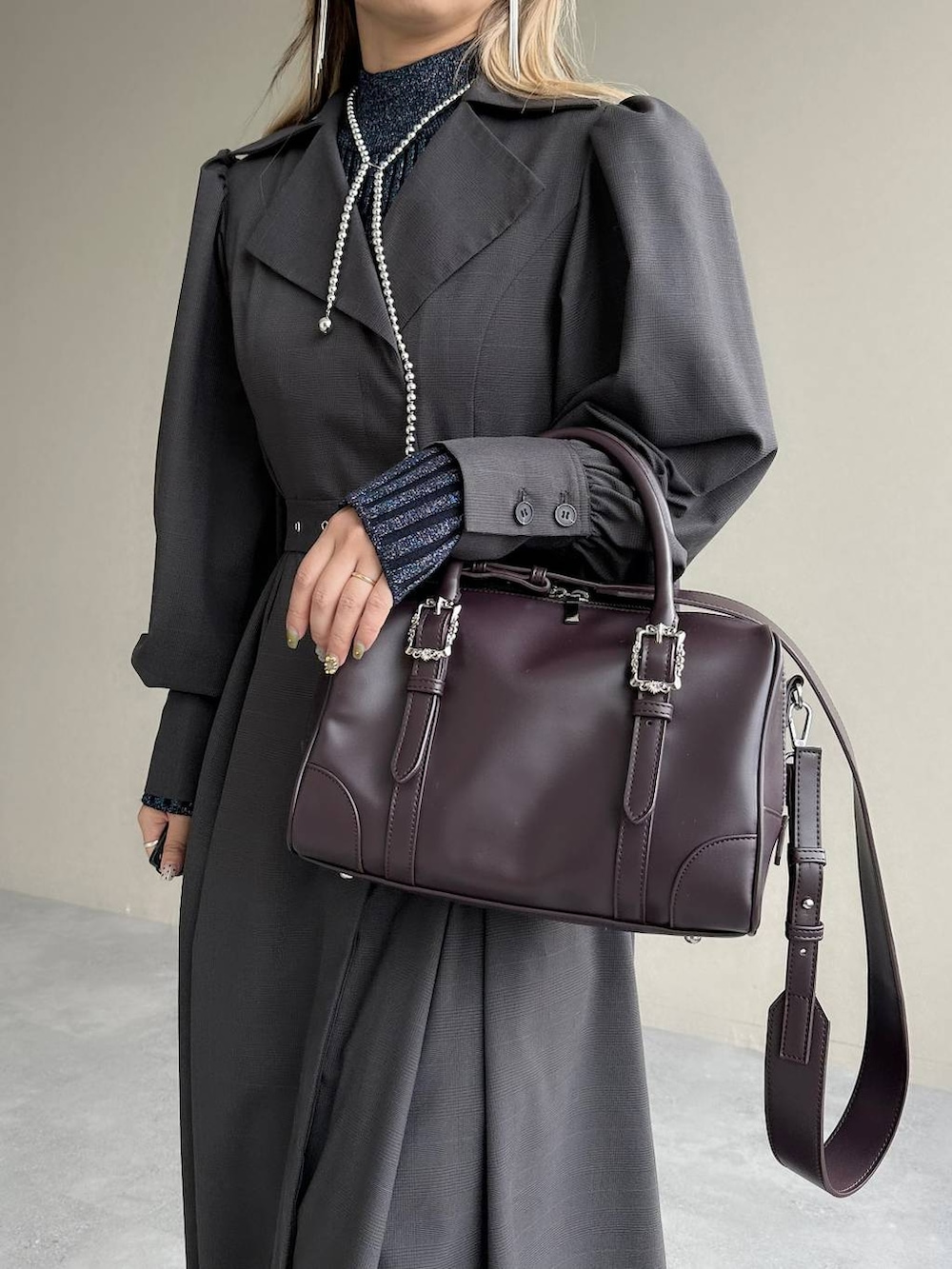 ブルー系のニット/セーター、ブラウン系のボストンバッグ、グレー系のワンピースを着用したレディースの秋コーディネートの5枚目の写真