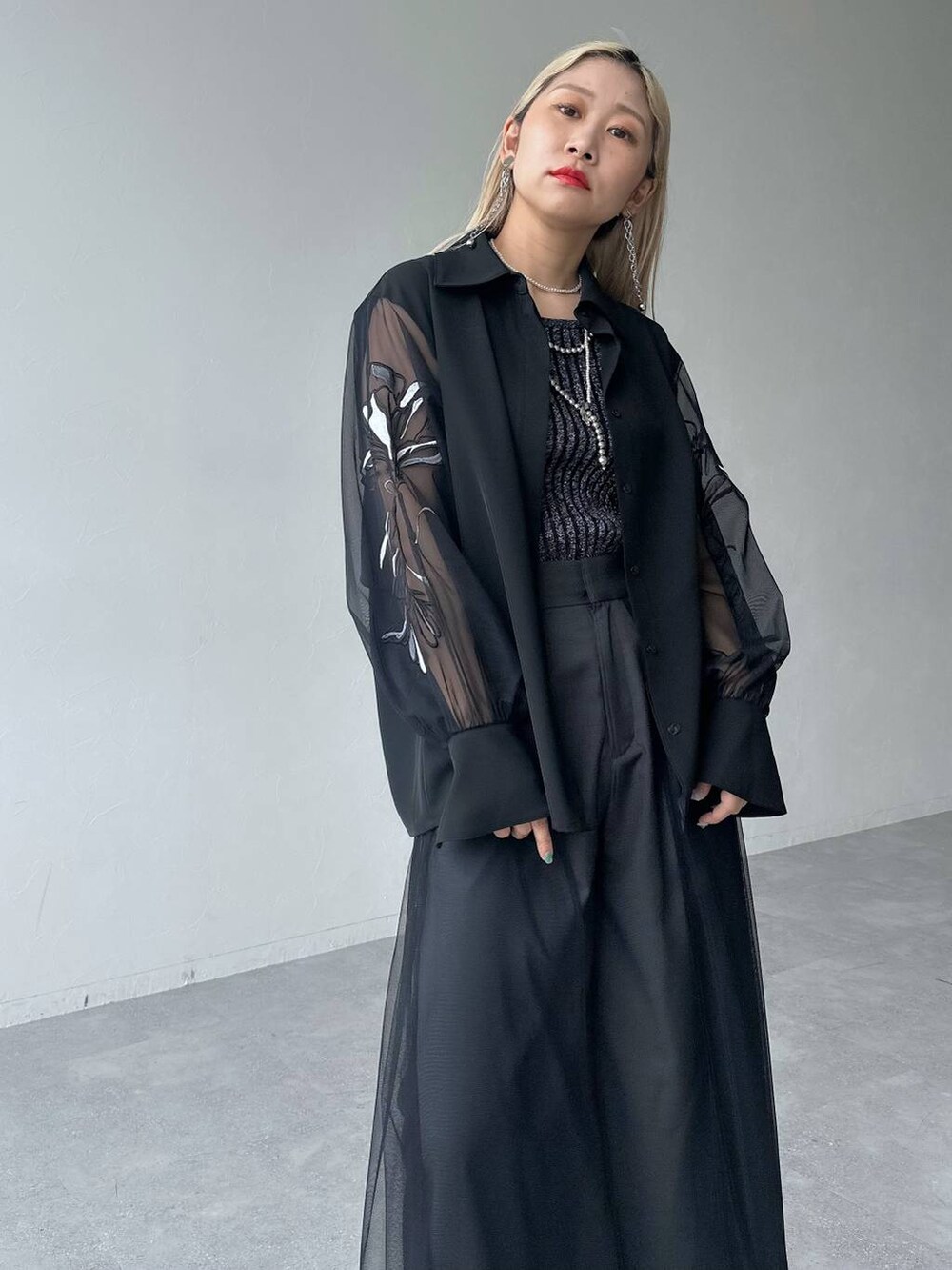 「シャツ、シャツスタイル、タンクトップ、ワイドパンツ、ハンドバッグ、体型カバー、着痩せ・細見え、モード、結婚式2次会、休日コーデ、デート/ロマンティック、夏コーデ、女子会、個性派、モテ」｜「HAREの2WAYスクエアラメニットタンクトップ(HARE)（タンクトップ、ブラック系）」を使った、hare_usamiさん（骨格ウェーブ・レディース・158cm）の夏コーディネートの3枚目の写真
