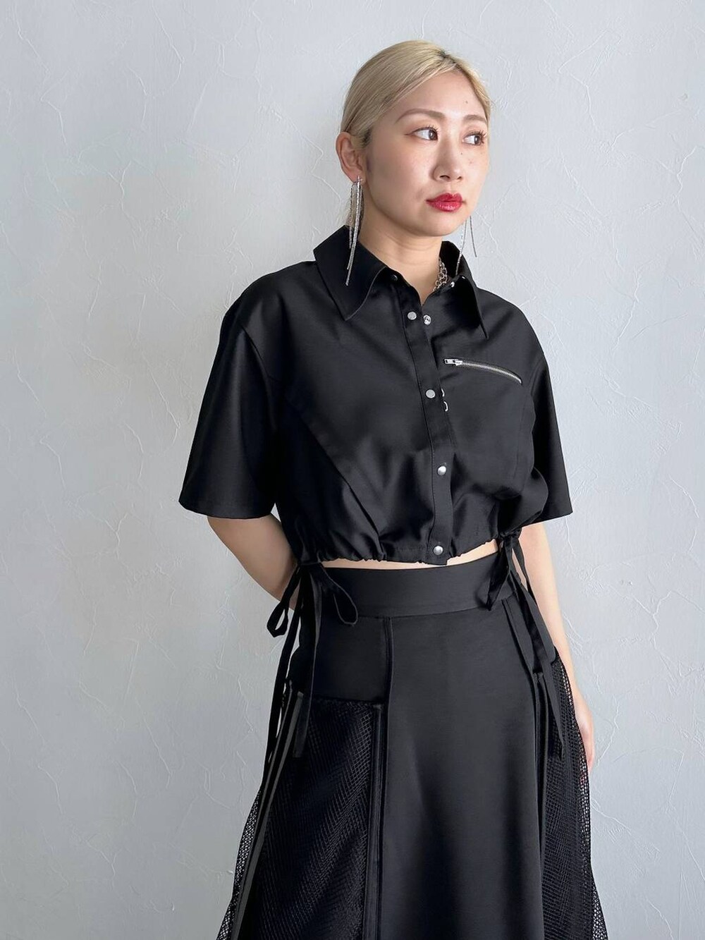 ブラック系のシャツ/ブラウス、ブラック系のスカート、ブラック系のサンダルを着用したレディースの夏コーディネートの4枚目の写真