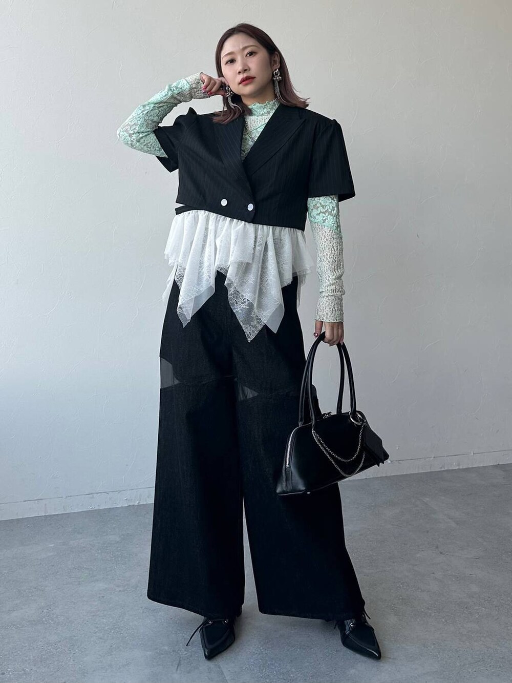 ブラック系のサンダル、ブラック系のデニムパンツ、グリーン系のTシャツ/カットソーを着用したレディースの春コーディネートの9枚目の写真