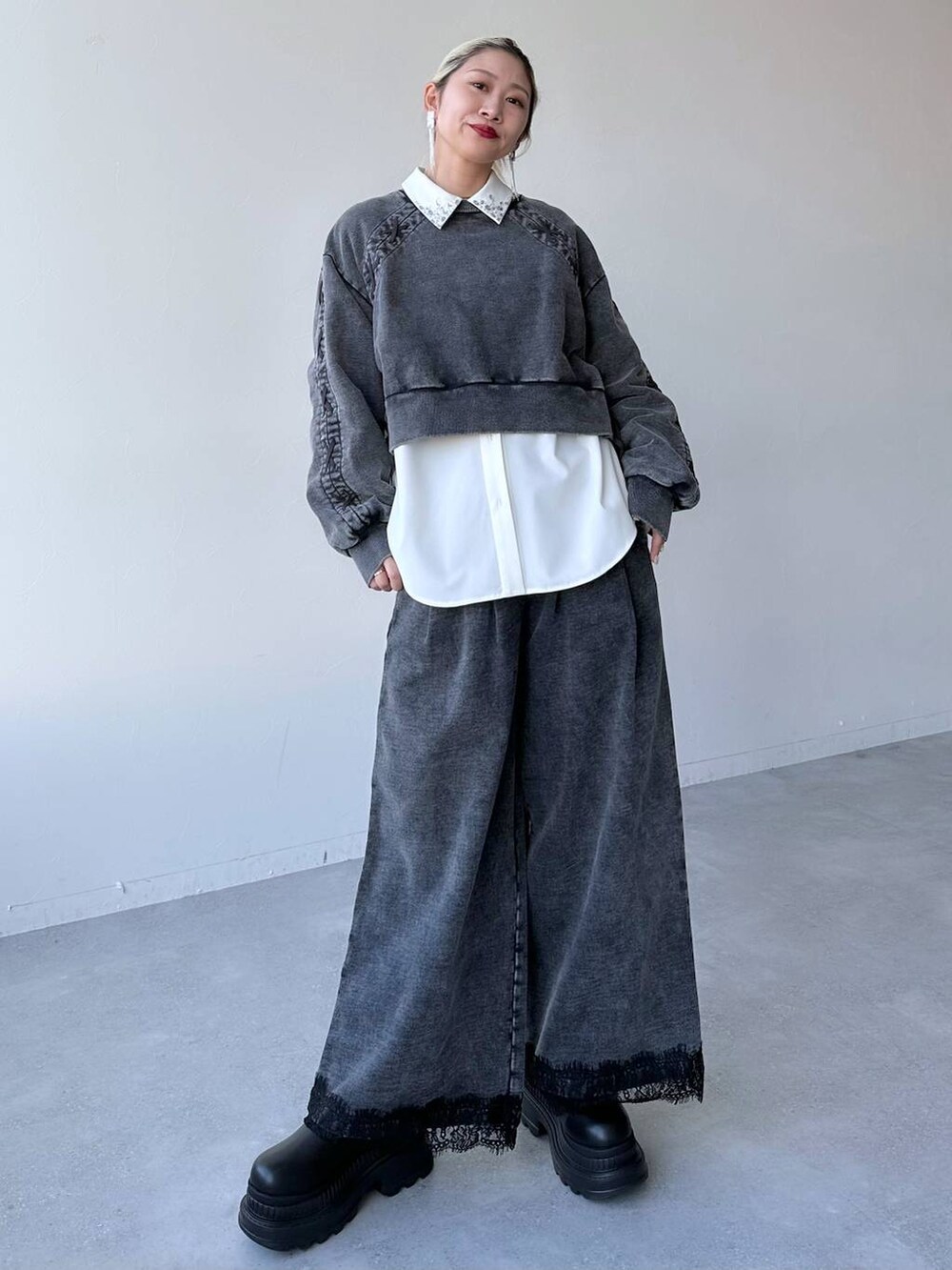 「体型カバー、着痩せ・細見え、モード、結婚式2次会、休日コーデ、デート/ロマンティック、秋コーデ、女子会、個性派、モテ、きれいめ、カラーコーデ_HARE、HARE、セットアップ、スウェット」｜「HAREのエリビジューシャツ(HARE)（シャツ/ブラウス、ホワイト系）」を使った、hare_usamiさん（レディース・158cm）の冬コーディネートの8枚目の写真