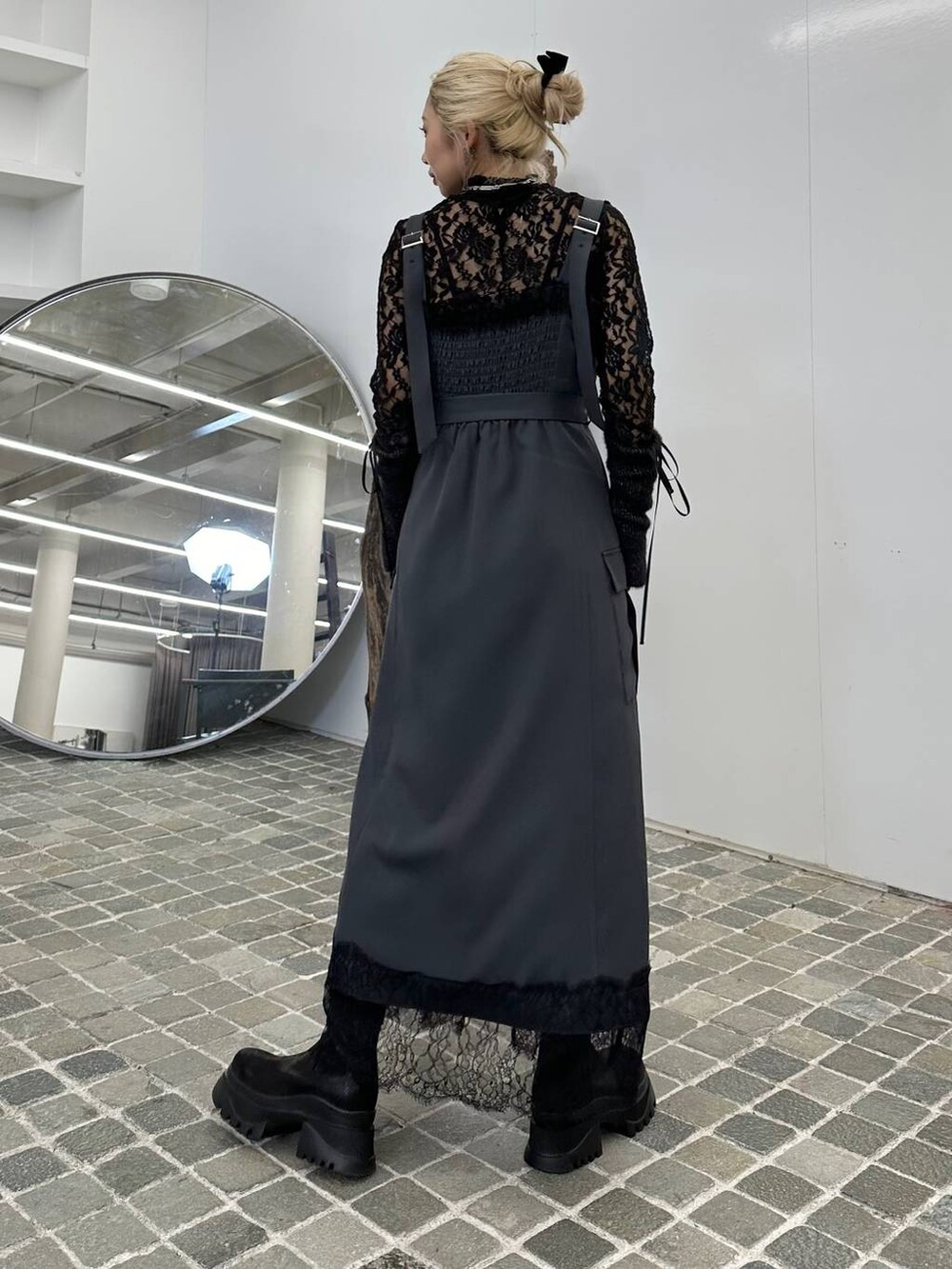 「モテ、きれいめ、カラーコーデ_HARE、HARE、ワンピース、ブーツ、体型カバー、着痩せ・細見え、モード、結婚式2次会、休日コーデ、デート/ロマンティック、秋コーデ、女子会、個性派」｜「HAREのモールレースタイトトップス(HARE)（Tシャツ/カットソー、ブラック系）」を使った、hare_usamiさん（骨格ウェーブ・レディース・158cm）の秋コーディネートの3枚目の写真