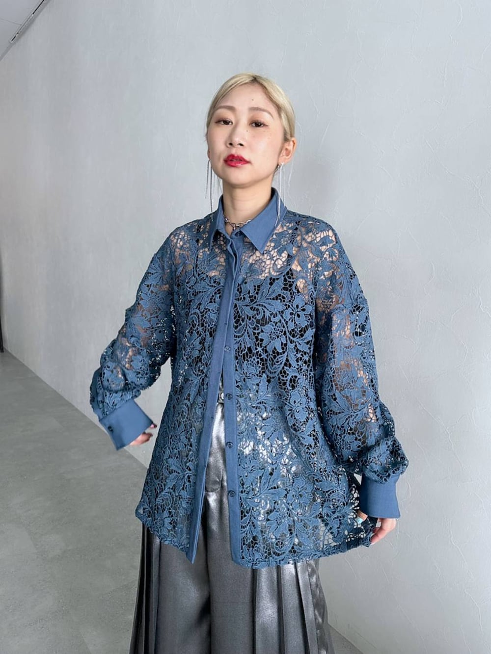 シルバー系のサンダル、シルバー系のその他パンツ、ブルー系のシャツ/ブラウスを着用したレディースの夏コーディネートの7枚目の写真