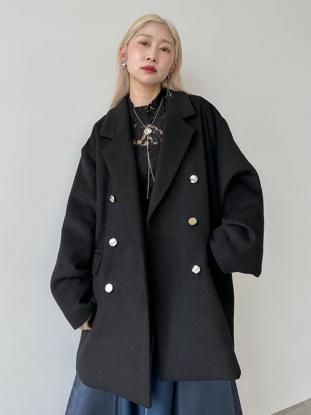 「体型カバー、着痩せ・細見え、モード、結婚式2次会、休日コーデ、デート/ロマンティック、秋コーデ、女子会、個性派、モテ、きれいめ、カラーコーデ_HARE、HARE、コート、ロングスカート」｜「HAREのウールミドルテーラードジャケットコート(HARE)（チェスターコート、ブラック系）」を使った、hare_usamiさん（骨格ウェーブ・レディース・158cm）の秋コーディネートの4枚目の写真
