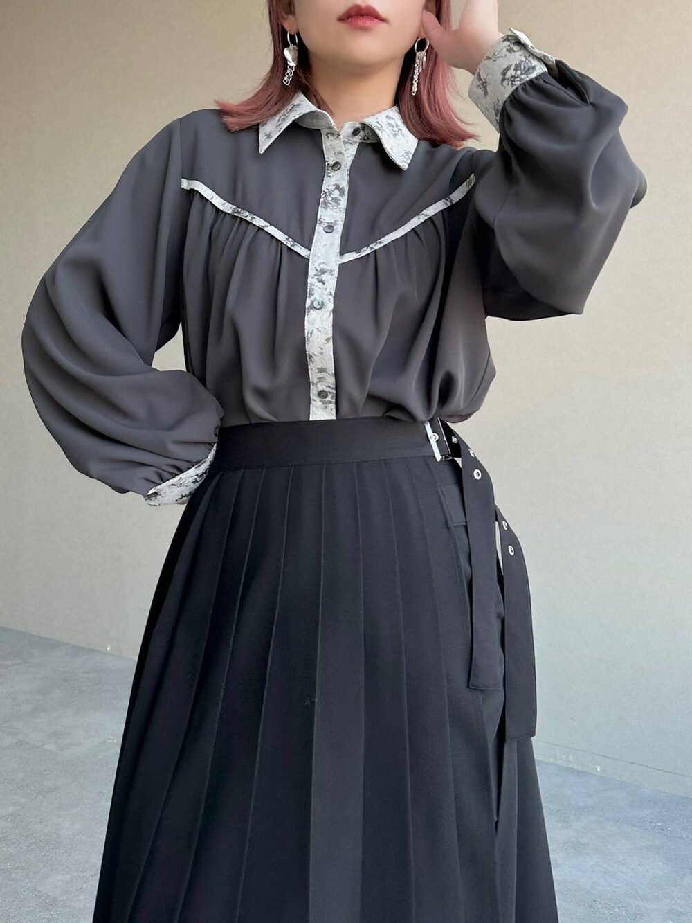 ブラック系のブーツ、グレー系のシャツ/ブラウス、ブラック系のスカートを着用したレディースの冬コーディネートの4枚目の写真