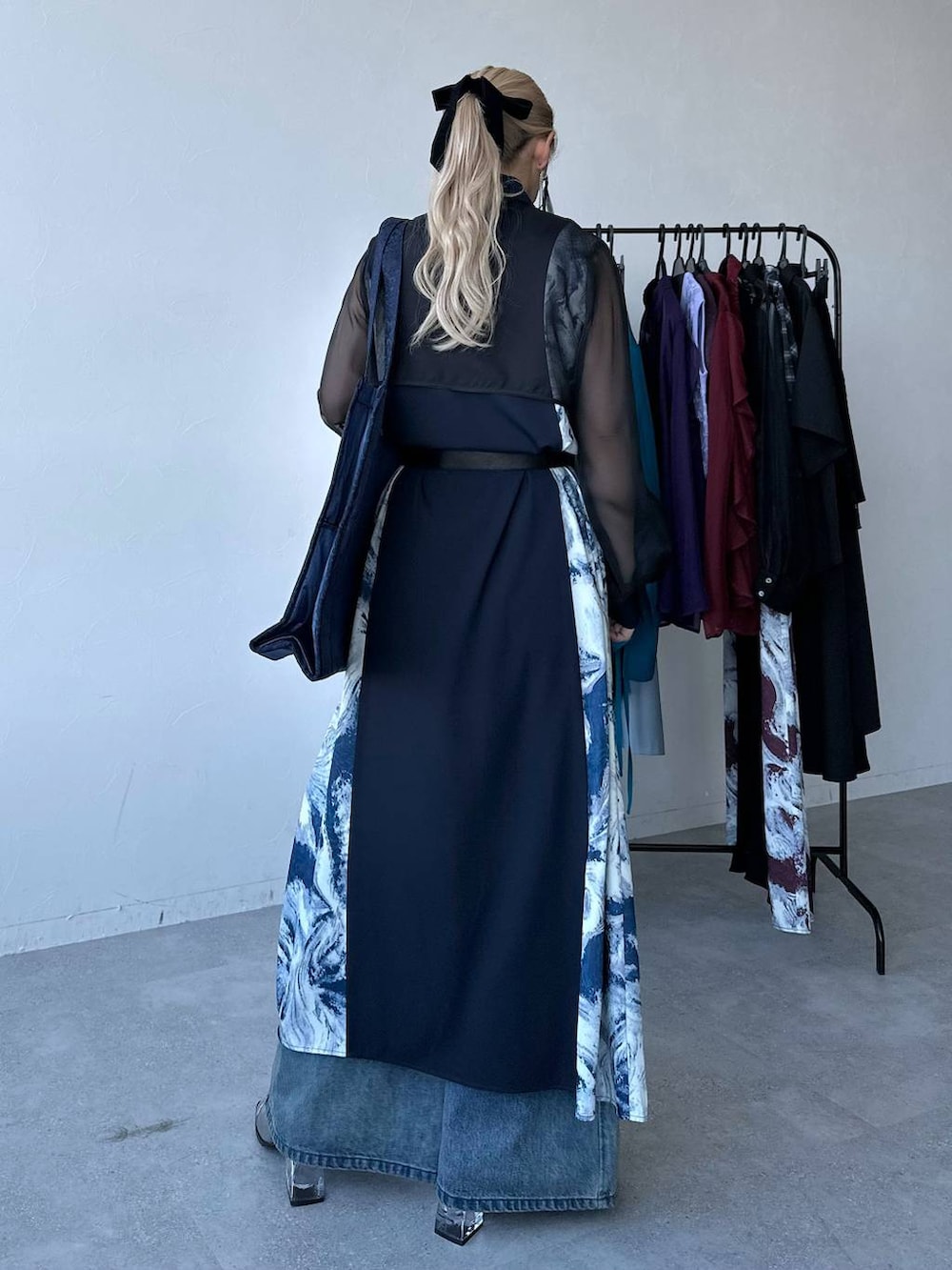 「ワンピース、ベルト、デニムパンツ、きれいめ、着痩せ・細見え、モード、結婚式2次会、休日コーデ、デート/ロマンティック、春コーデ、女子会、個性派、モテ、カラーコーデ_HARE、HARE」｜「HAREの【オケージョン/セレモニー/結婚式】シアーガラキリカエワンピース(HARE)（ワンピース、ブルー系）」を使った、hare_usamiさん（レディース・158cm）の春コーディネートの3枚目の写真