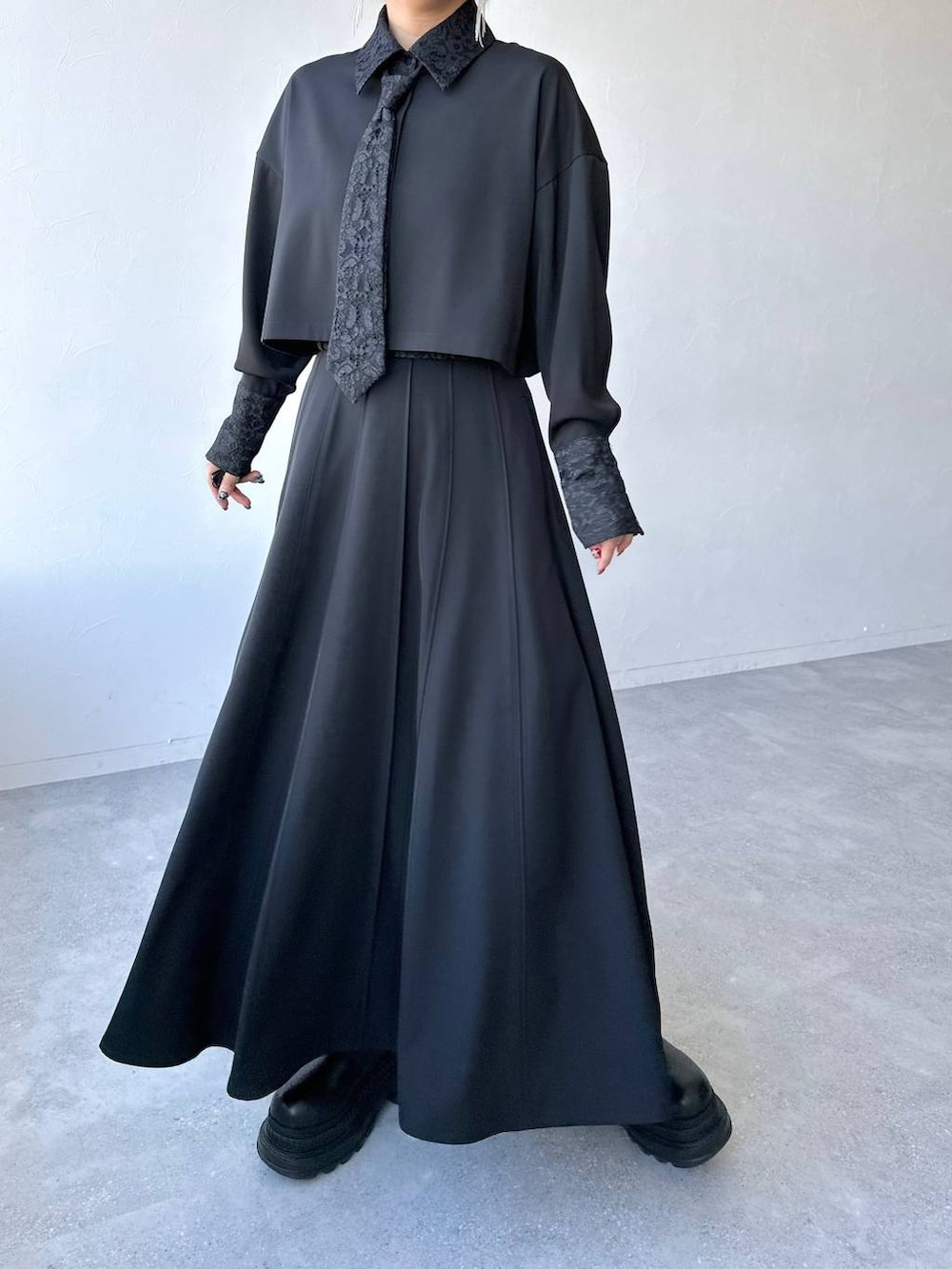 「体型カバー、着痩せ・細見え、モード、結婚式2次会、休日コーデ、デート/ロマンティック、秋コーデ、女子会、個性派、モテ、きれいめ、カラーコーデ_HARE、HARE、セットアップ、シャツ」｜「HAREのバイカーデザインブーツ(HARE)（ブーツ、ブラック系）」を使った、hare_usamiさん（レディース・158cm）の冬コーディネートの5枚目の写真