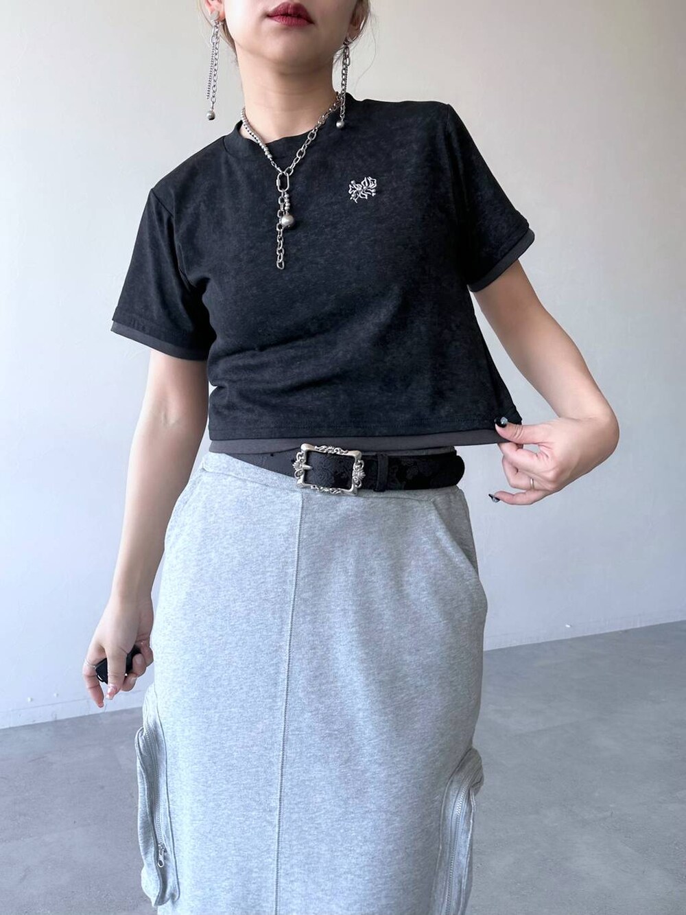 「体型カバー、着痩せ・細見え、モード、結婚式2次会、休日コーデ、デート/ロマンティック、春コーデ、女子会、個性派、モテ、きれいめ、カラーコーデ_HARE、HARE、スカート、Tシャツ」｜「HAREのデザインレースアップブーサン(HARE)（サンダル、シルバー系）」を使った、hare_usamiさん（レディース・158cm）の春コーディネートの4枚目の写真