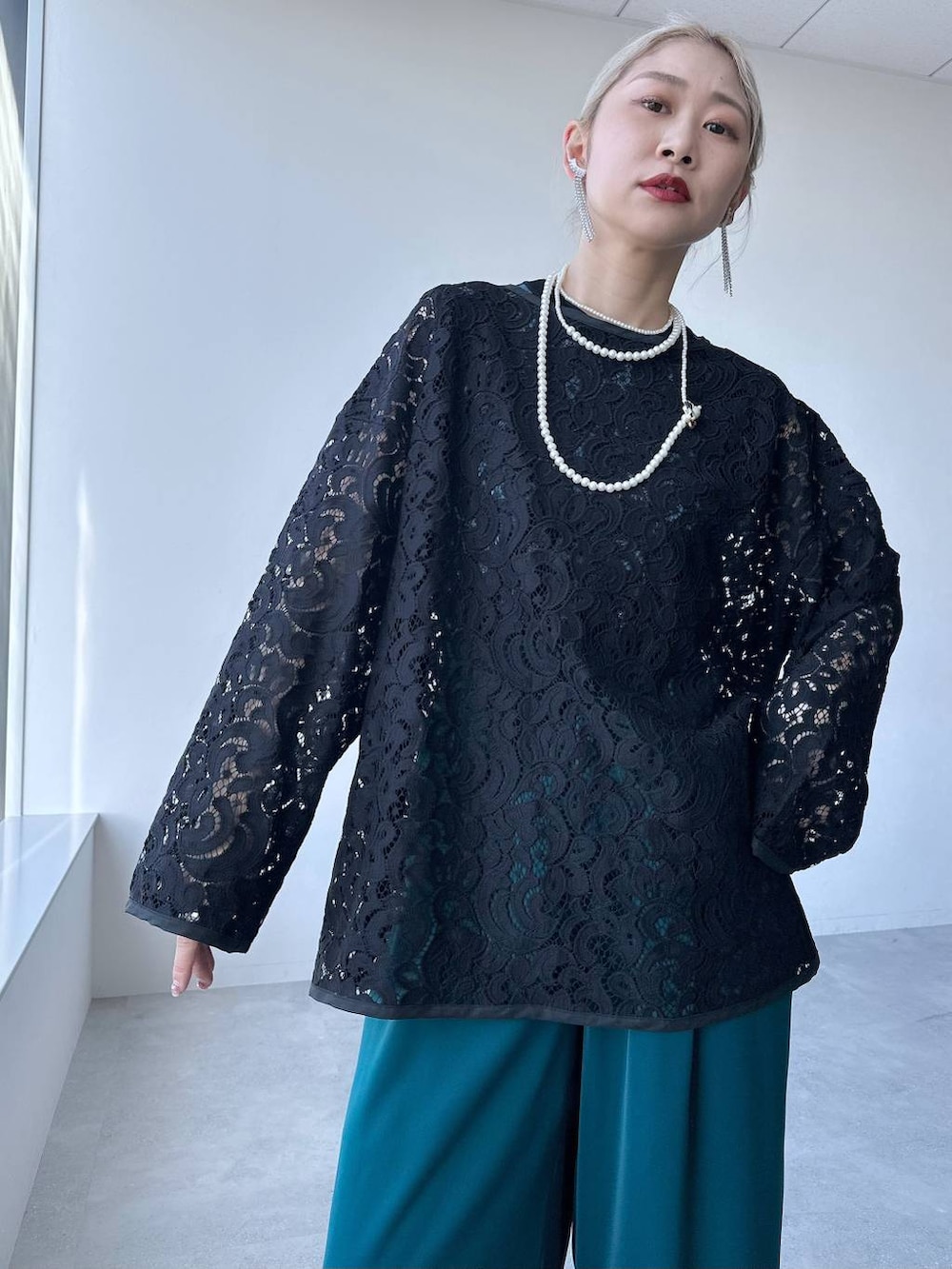 「体型カバー、着痩せ・細見え、モード、結婚式2次会、休日コーデ、デート/ロマンティック、秋コーデ、女子会、個性派、モテ、きれいめ、カラーコーデ_HARE、HARE、ワイドパンツ、ショルダーバッグ」｜「HAREのメタルヒールメッシュブーサン(HARE)（サンダル、ブラック系）」を使った、hare_usamiさん（骨格ウェーブ・レディース・158cm）の春コーディネートの4枚目の写真