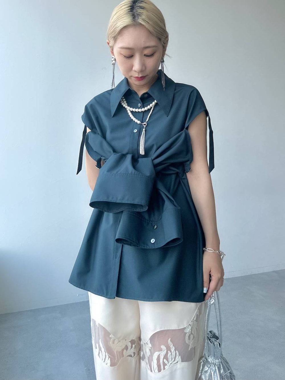 「体型カバー、着痩せ・細見え、モード、結婚式2次会、休日コーデ、デート/ロマンティック、夏コーデ、女子会、個性派、モテ、きれいめ、カラーコーデ_HARE、HARE、シャツ、シャツスタイル」｜「HAREのvintageシシュウキリカエパンツ(HARE)（その他パンツ、ホワイト系）」を使った、hare_usamiさん（骨格ウェーブ・レディース・158cm）の夏コーディネートの3枚目の写真