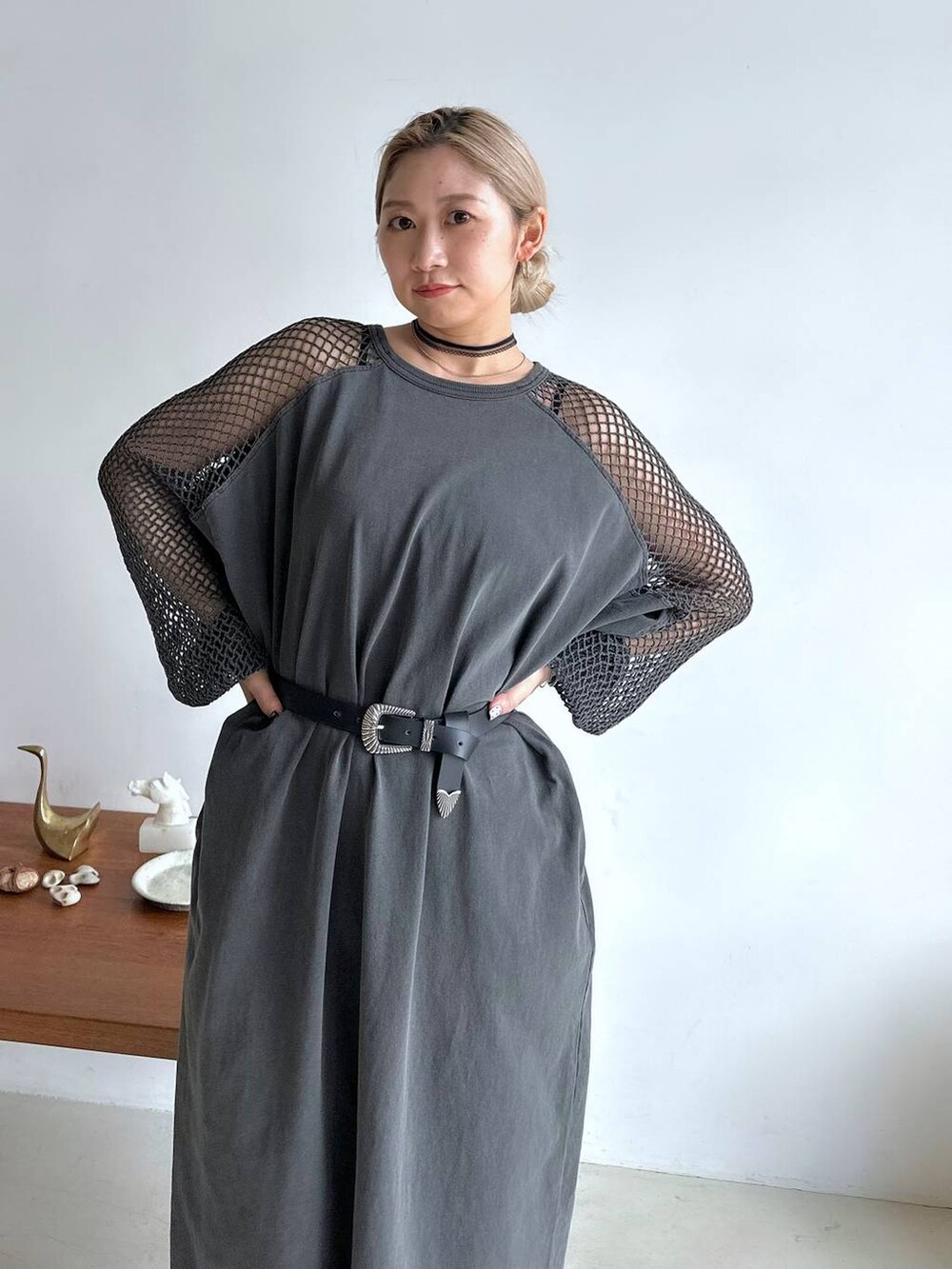 シルバー系のサンダル、グレー系のワンピース、ブラック系のベルトを着用したレディースの春コーディネートの4枚目の写真