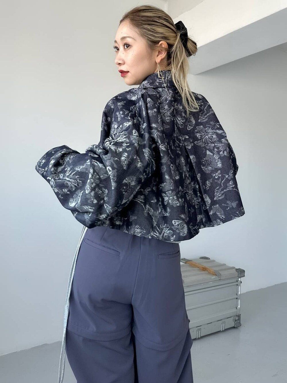 パープル系のカーゴパンツ、グレー系のTシャツ/カットソー、グレー系のブーツを着用したレディースの夏コーディネートの5枚目の写真